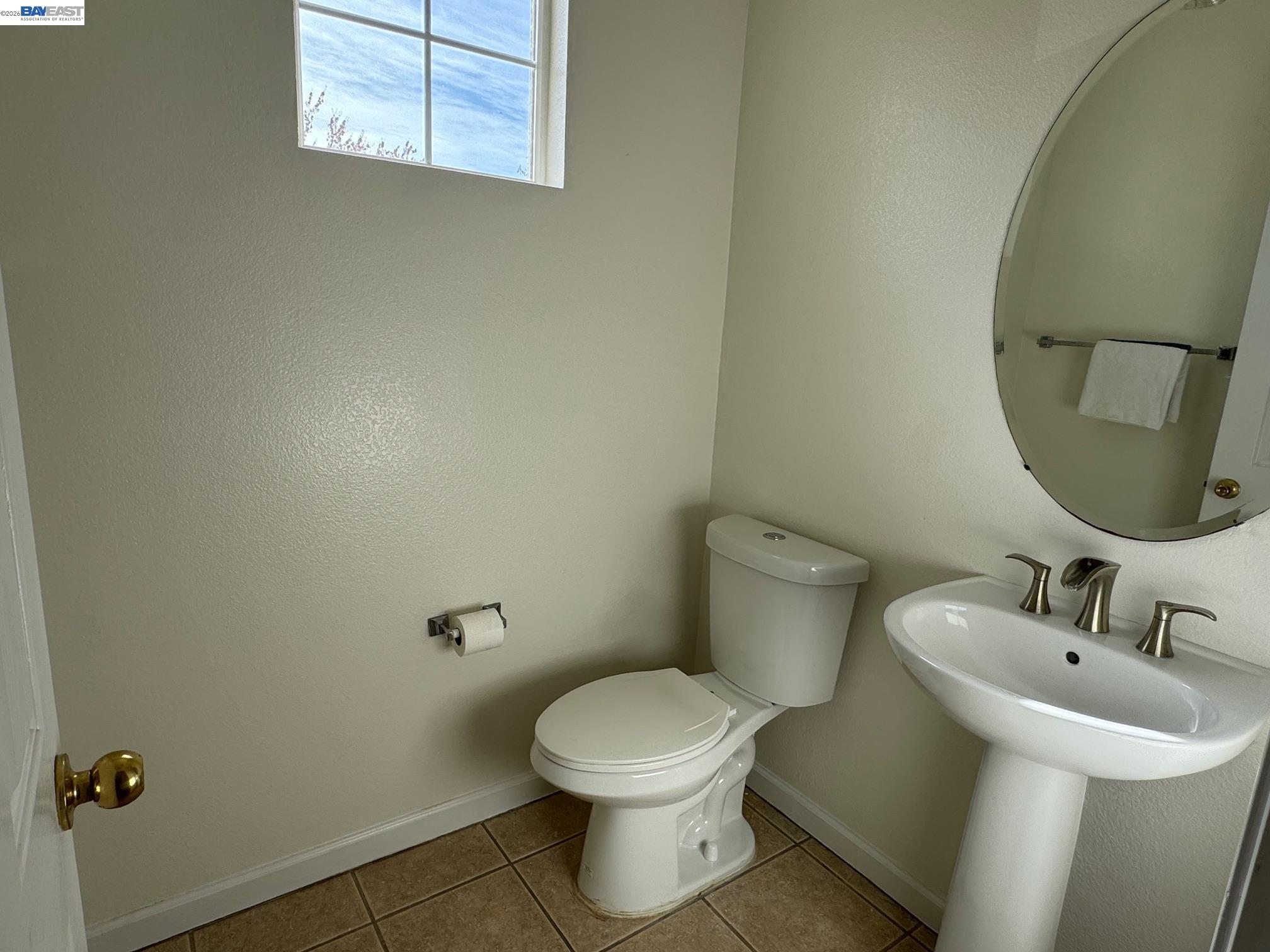 Detail Gallery Image 8 of 22 For 1265 Alder Creek Cir, San Leandro,  CA 94577 - 3 Beds | 2/1 Baths