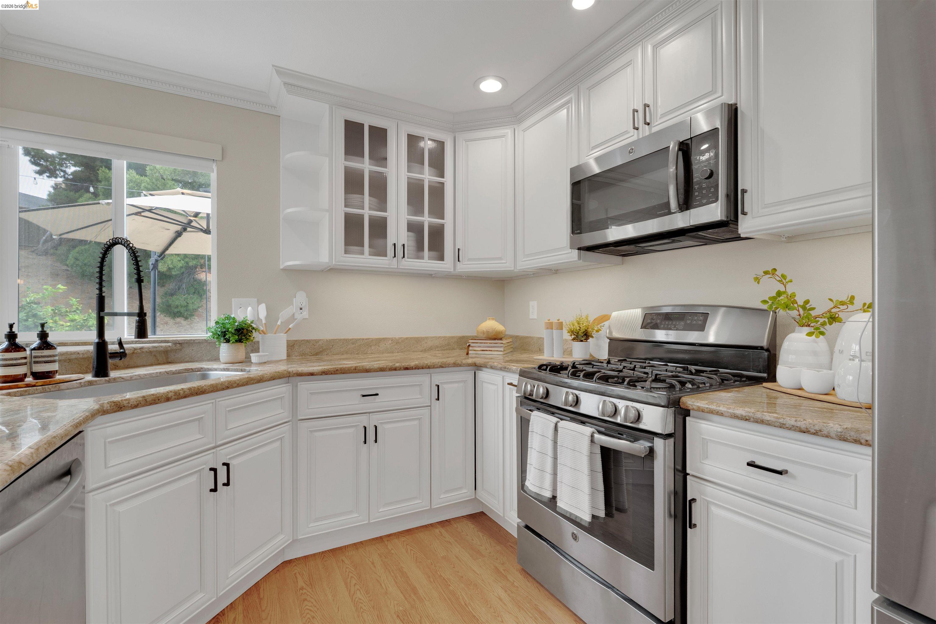 Detail Gallery Image 15 of 37 For 3991 Alta Vista Cir, Pittsburg,  CA 94565 - 4 Beds | 2 Baths