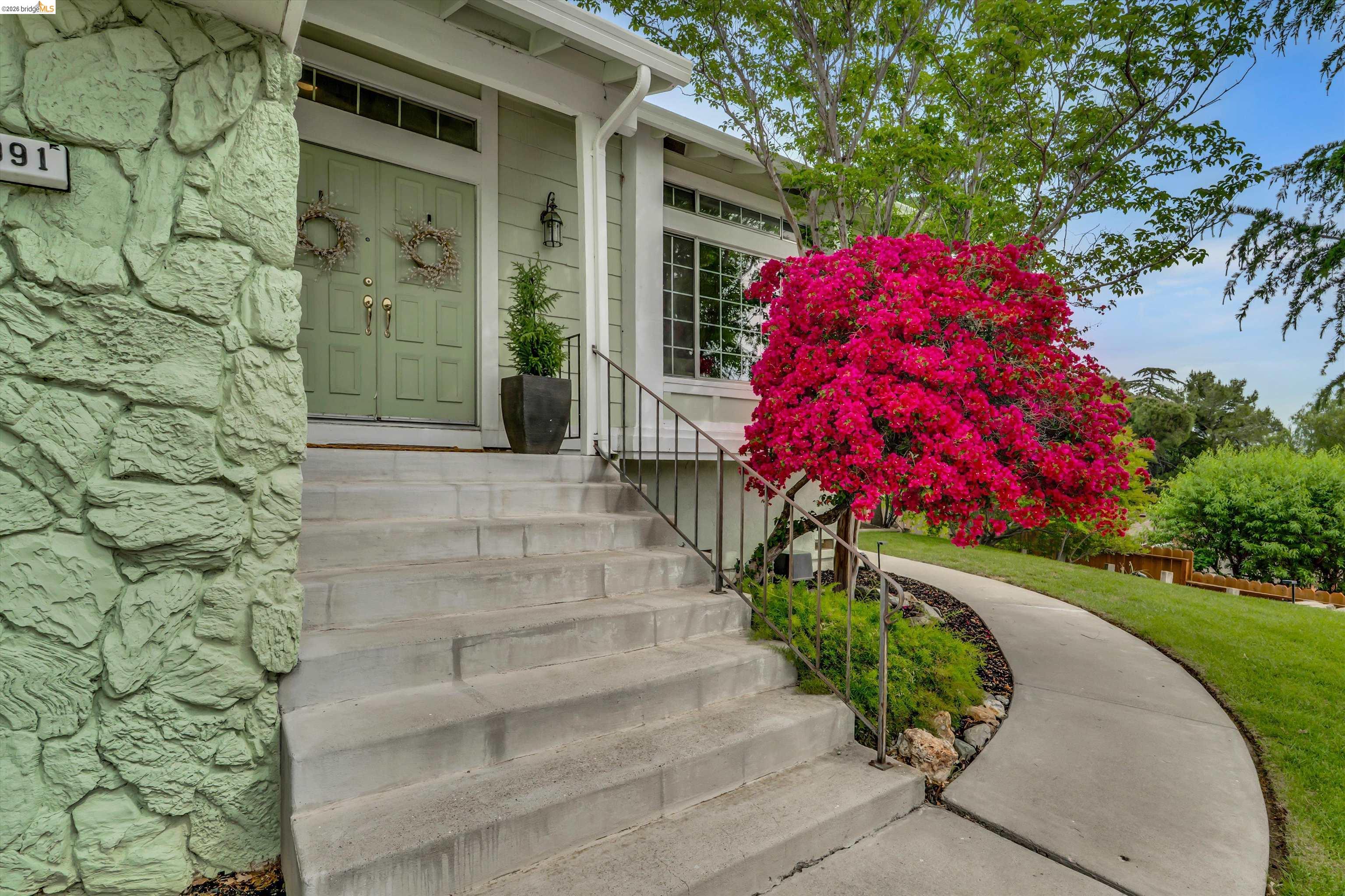 Detail Gallery Image 3 of 37 For 3991 Alta Vista Cir, Pittsburg,  CA 94565 - 4 Beds | 2 Baths