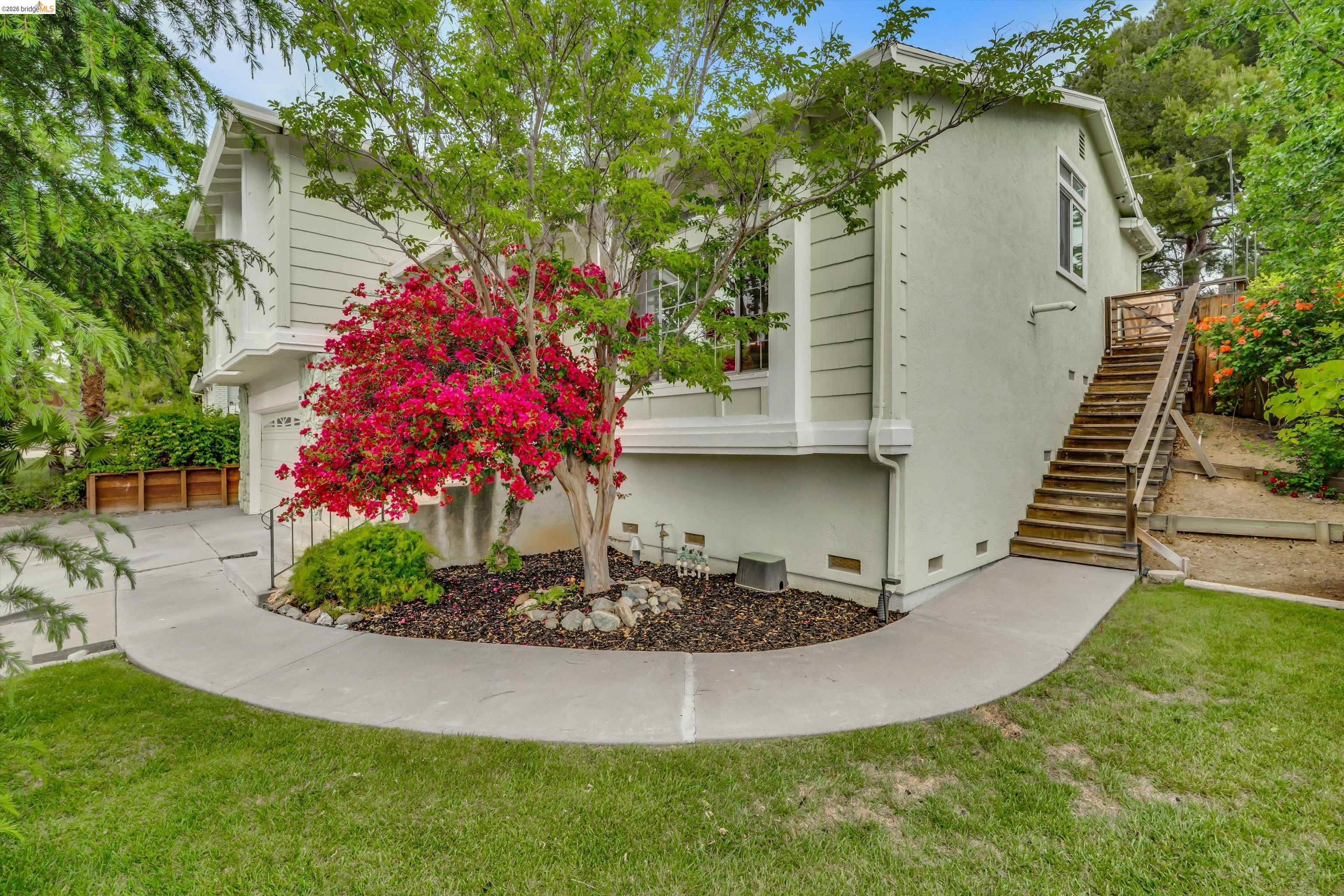 Detail Gallery Image 4 of 37 For 3991 Alta Vista Cir, Pittsburg,  CA 94565 - 4 Beds | 2 Baths