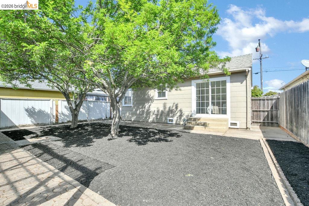 Detail Gallery Image 11 of 12 For 2560 Chanslor Ave, Richmond,  CA 94804 - 2 Beds | 1 Baths