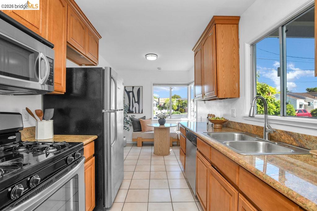 Detail Gallery Image 6 of 12 For 2560 Chanslor Ave, Richmond,  CA 94804 - 2 Beds | 1 Baths