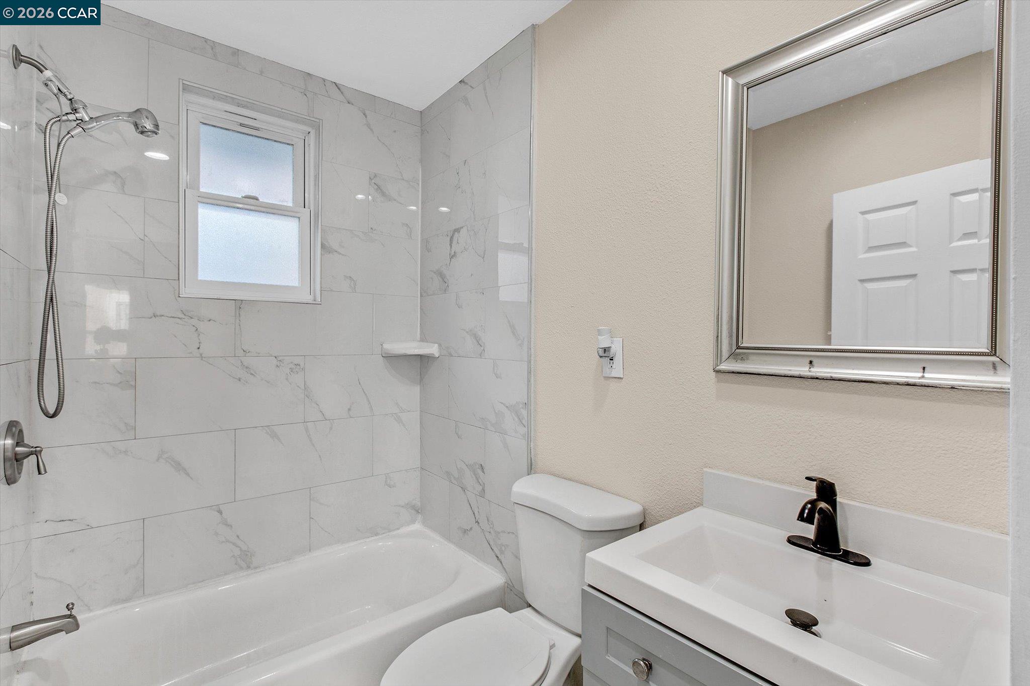 Detail Gallery Image 12 of 33 For 2027 83rd Ave, Oakland,  CA 94621 - 2 Beds | 2 Baths
