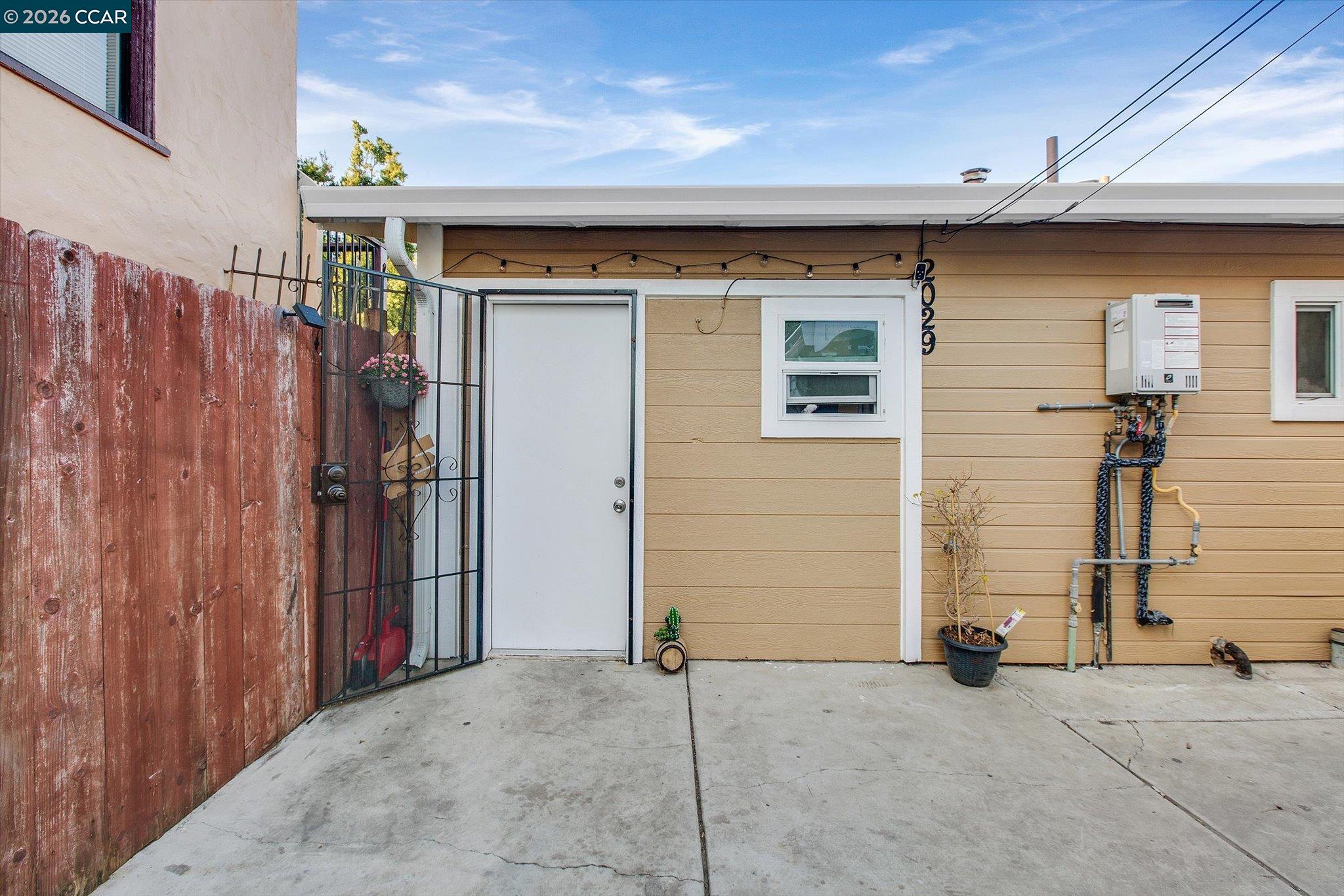 Detail Gallery Image 17 of 33 For 2027 83rd Ave, Oakland,  CA 94621 - 2 Beds | 2 Baths