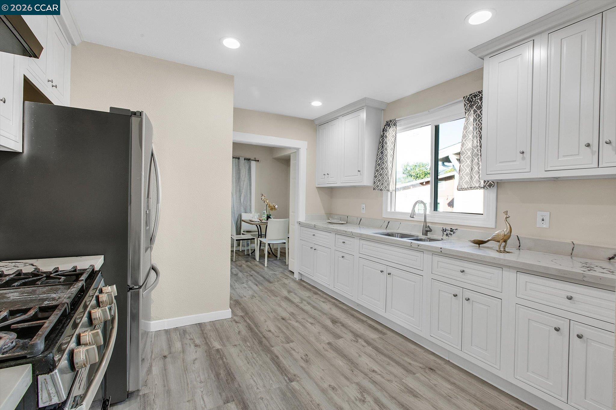 Detail Gallery Image 8 of 33 For 2027 83rd Ave, Oakland,  CA 94621 - 2 Beds | 2 Baths