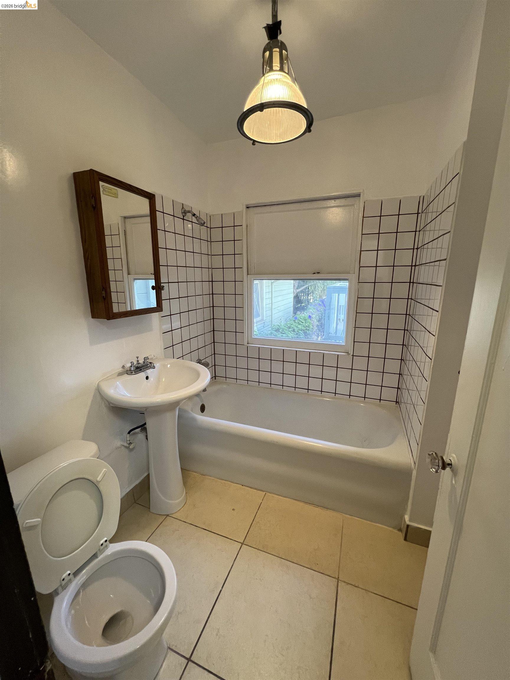 Detail Gallery Image 5 of 5 For 1727 Alcatraz Ave, Berkeley,  CA 94703 - 1 Beds | 1 Baths