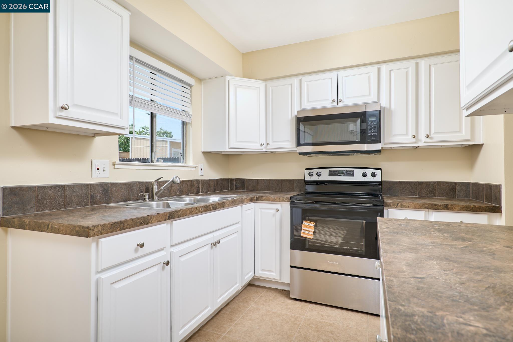 Detail Gallery Image 3 of 21 For 2018 Southwood Dr, Vacaville,  CA 95687 - 3 Beds | 1/1 Baths