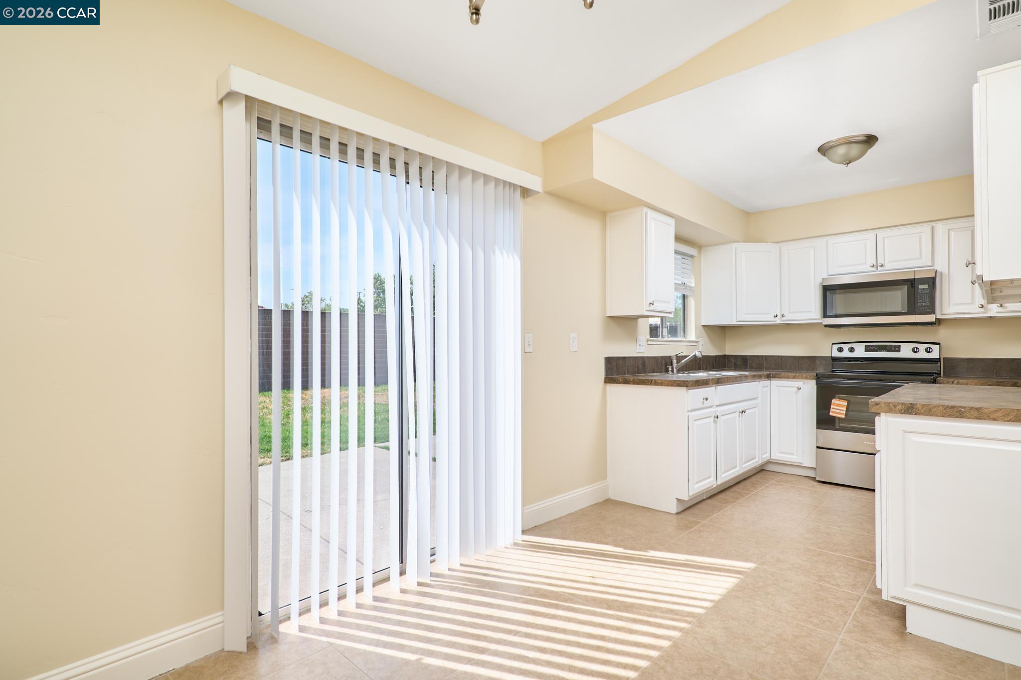 Detail Gallery Image 5 of 21 For 2018 Southwood Dr, Vacaville,  CA 95687 - 3 Beds | 1/1 Baths