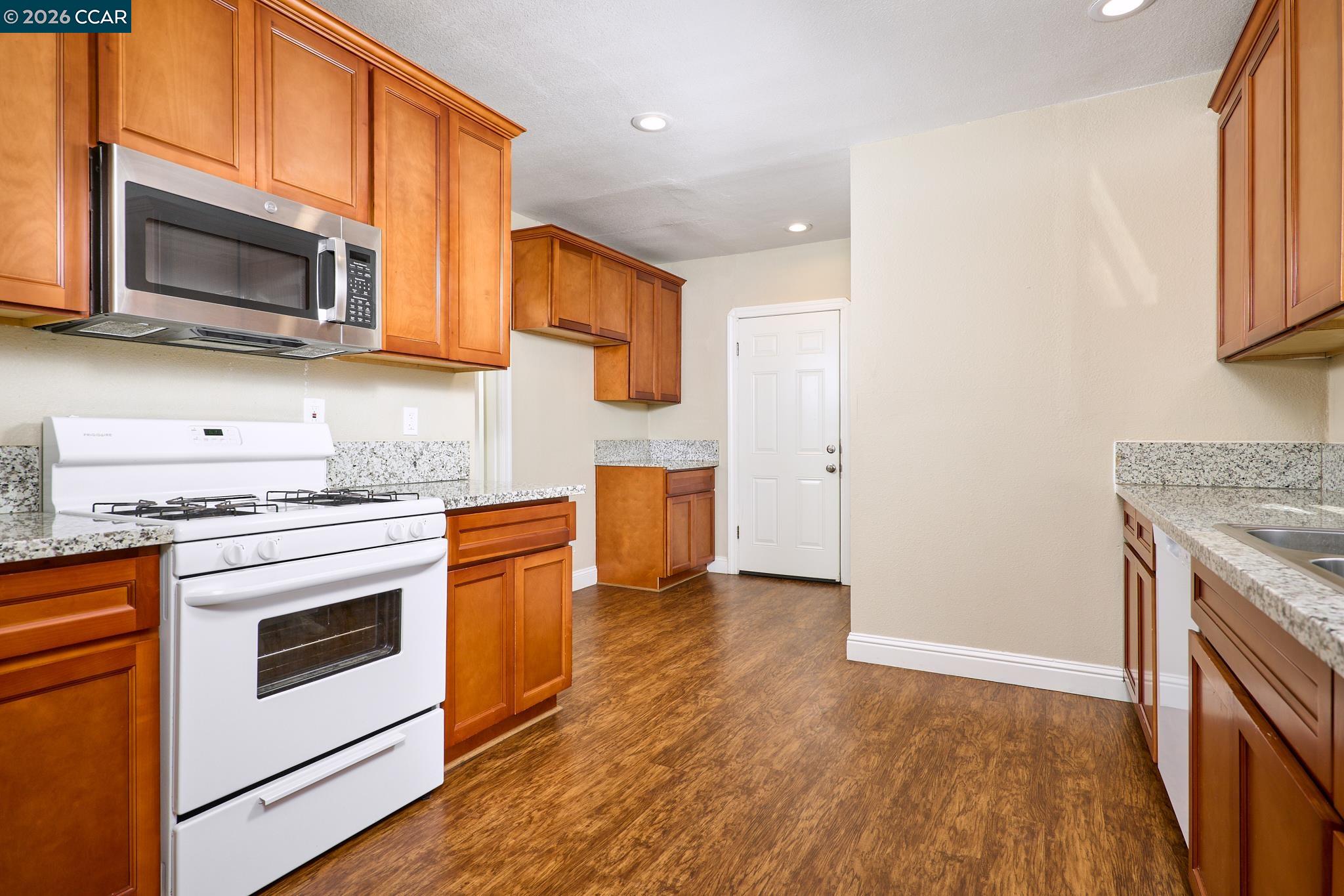 Detail Gallery Image 4 of 30 For 1440 Beach St, Vallejo,  CA 94590 - 3 Beds | 1 Baths