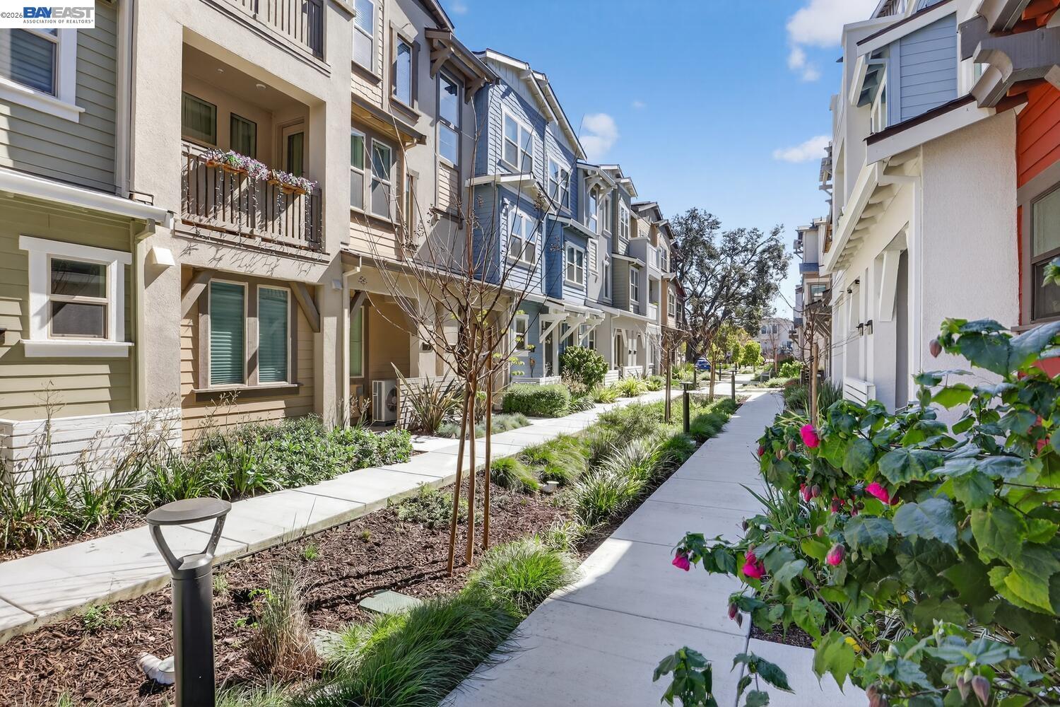 Detail Gallery Image 3 of 33 For 922 Noble Fir Ter #5,  Sunnyvale,  CA 94086 - 2 Beds | 2/1 Baths