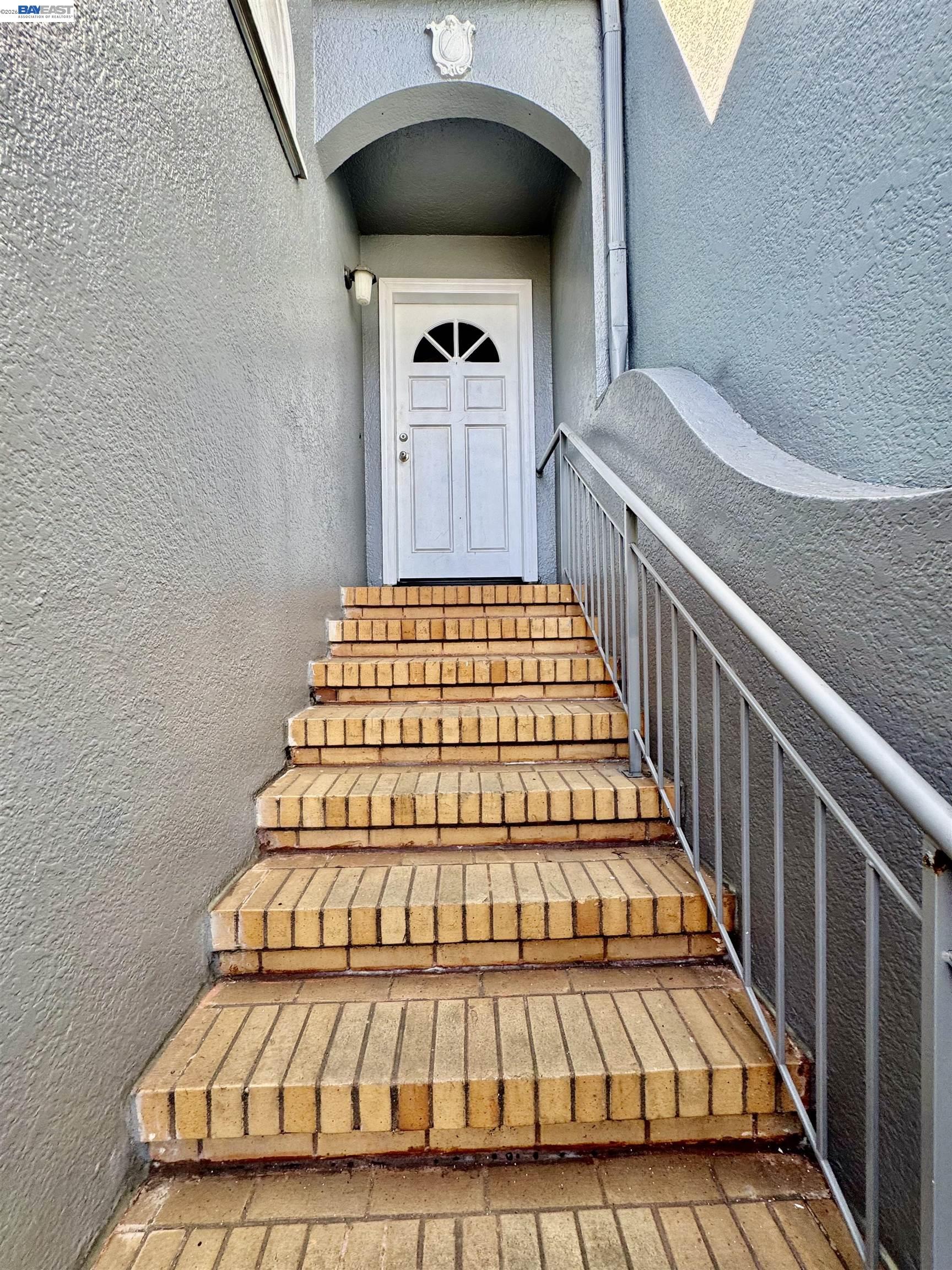 Detail Gallery Image 2 of 12 For 319 Plymouth Ave, San Francisco,  CA 94112 - 3 Beds | 1 Baths