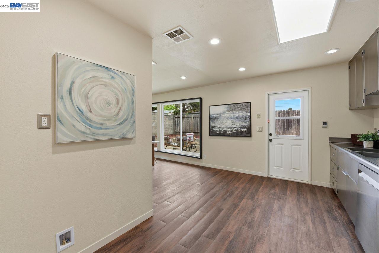 Detail Gallery Image 9 of 30 For 4754 Hazelwood Ave, Fremont,  CA 94536 - 3 Beds | 2 Baths