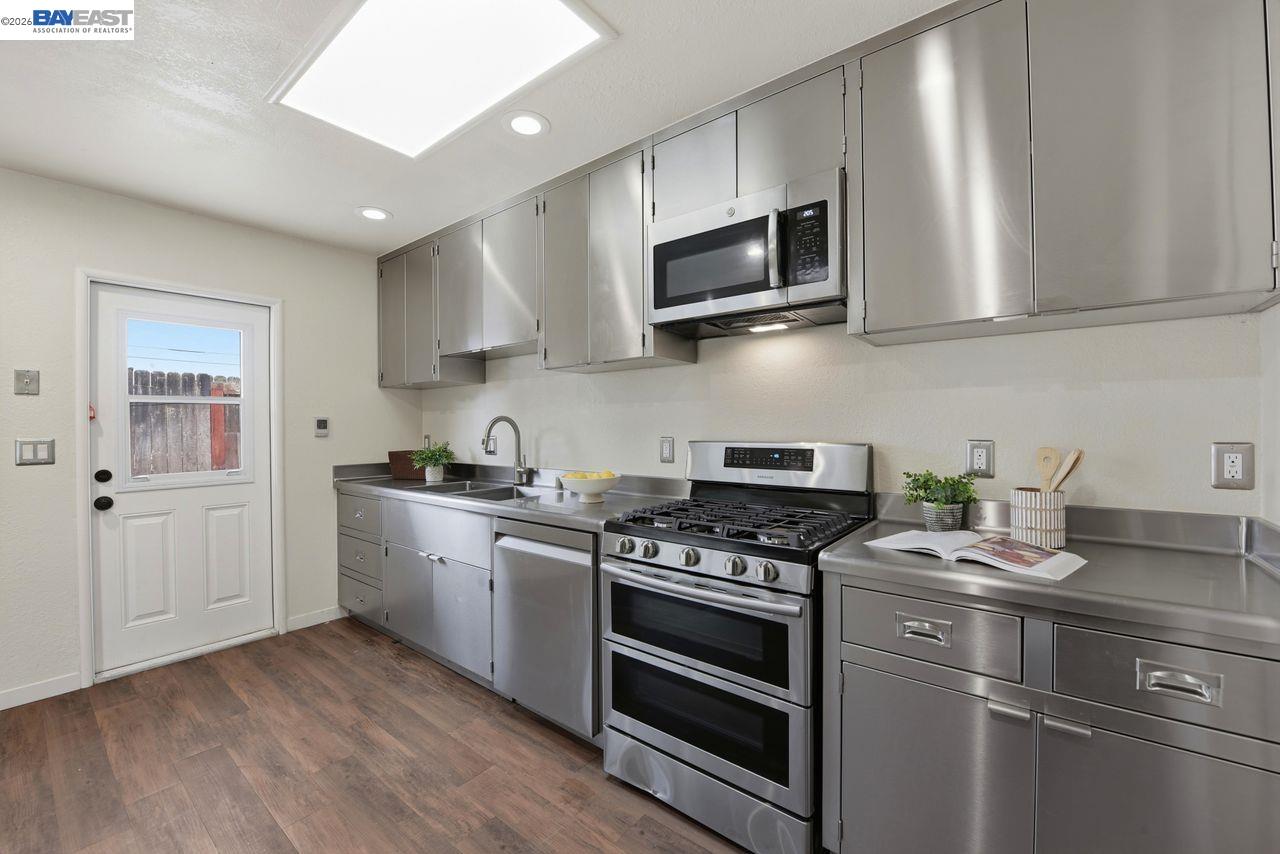 Detail Gallery Image 10 of 30 For 4754 Hazelwood Ave, Fremont,  CA 94536 - 3 Beds | 2 Baths