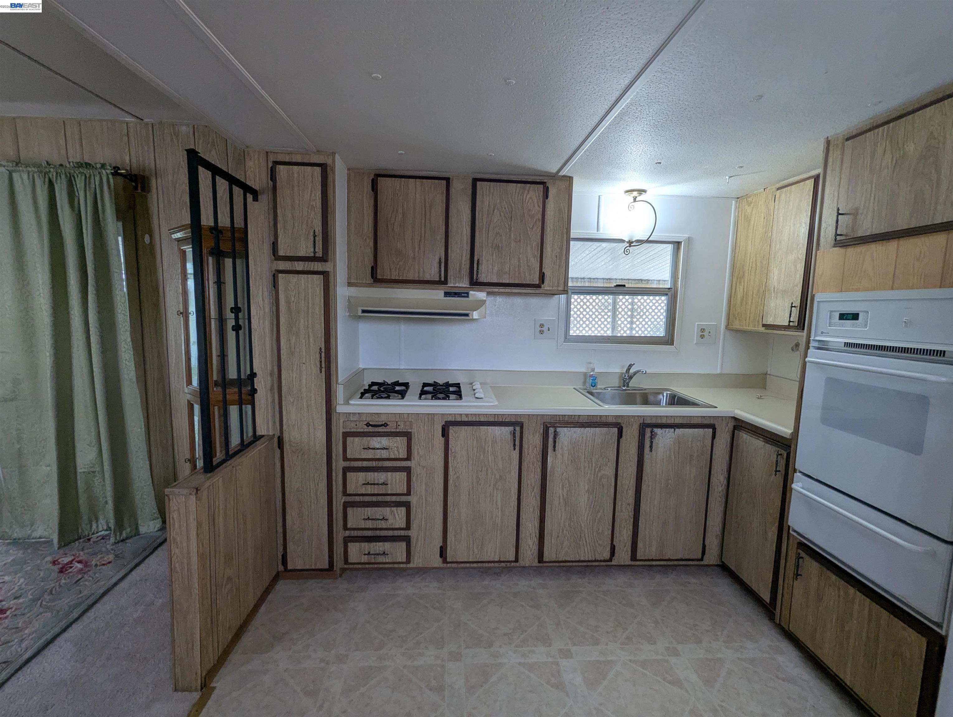 Detail Gallery Image 15 of 33 For 3913 Castro Valley Blvd. #6,  Castro Valley,  CA 94546 - 1 Beds | 1 Baths