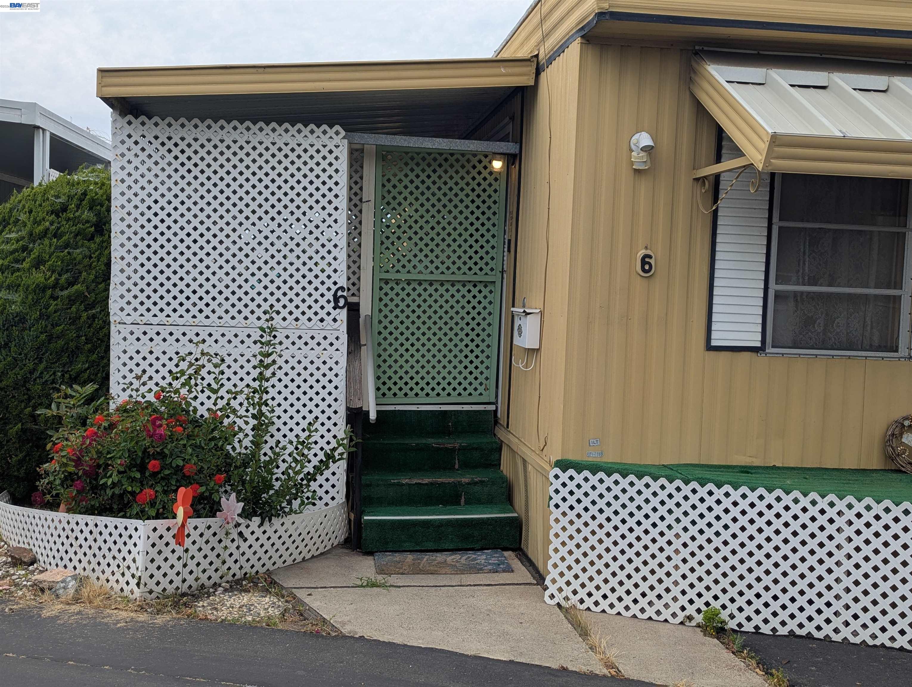 Detail Gallery Image 3 of 33 For 3913 Castro Valley Blvd. #6,  Castro Valley,  CA 94546 - 1 Beds | 1 Baths