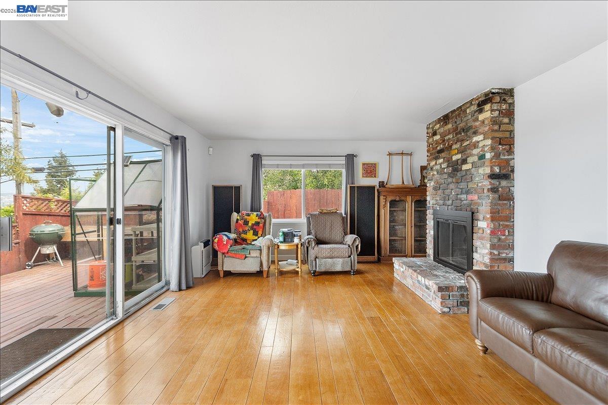 Detail Gallery Image 12 of 60 For 24805 Canyon View Ct, Hayward,  CA 94541 - 3 Beds | 2 Baths