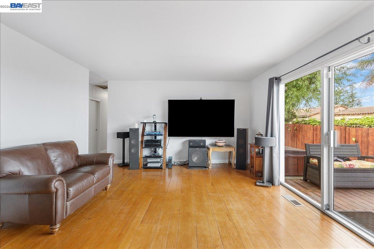 Detail Gallery Image 13 of 60 For 24805 Canyon View Ct, Hayward,  CA 94541 - 3 Beds | 2 Baths