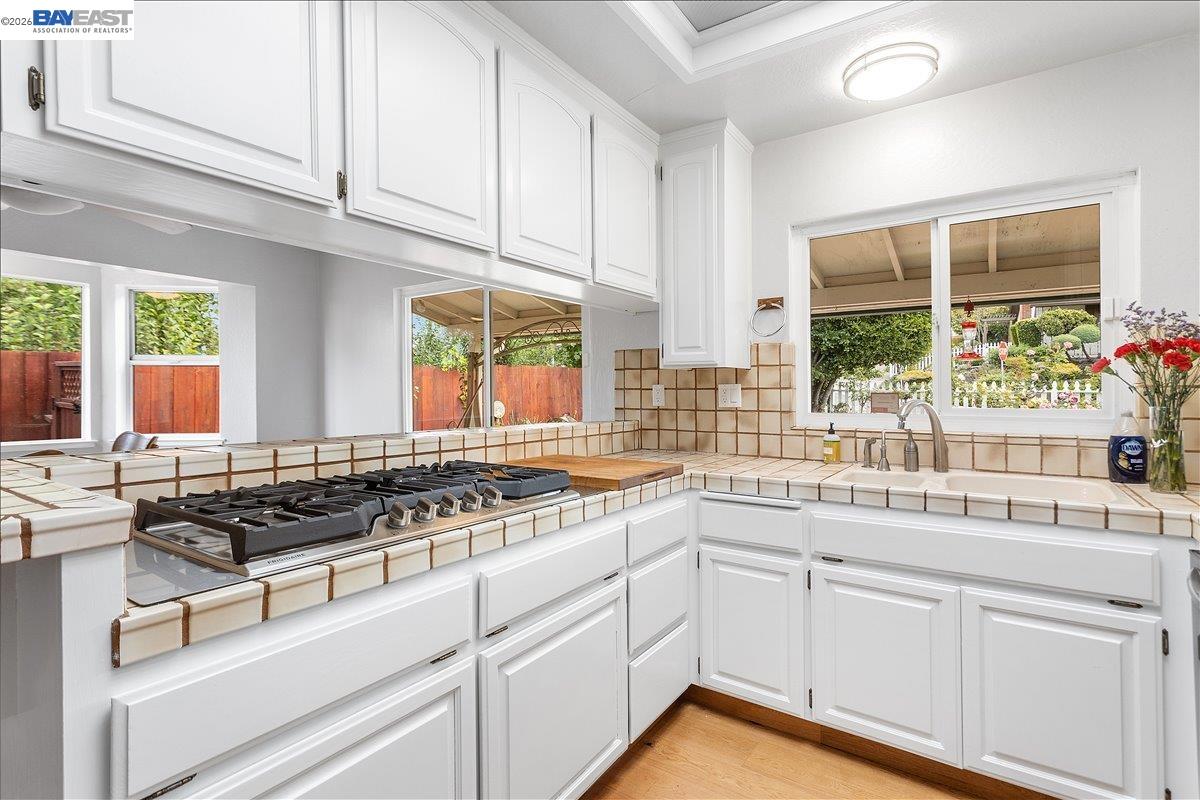 Detail Gallery Image 18 of 60 For 24805 Canyon View Ct, Hayward,  CA 94541 - 3 Beds | 2 Baths