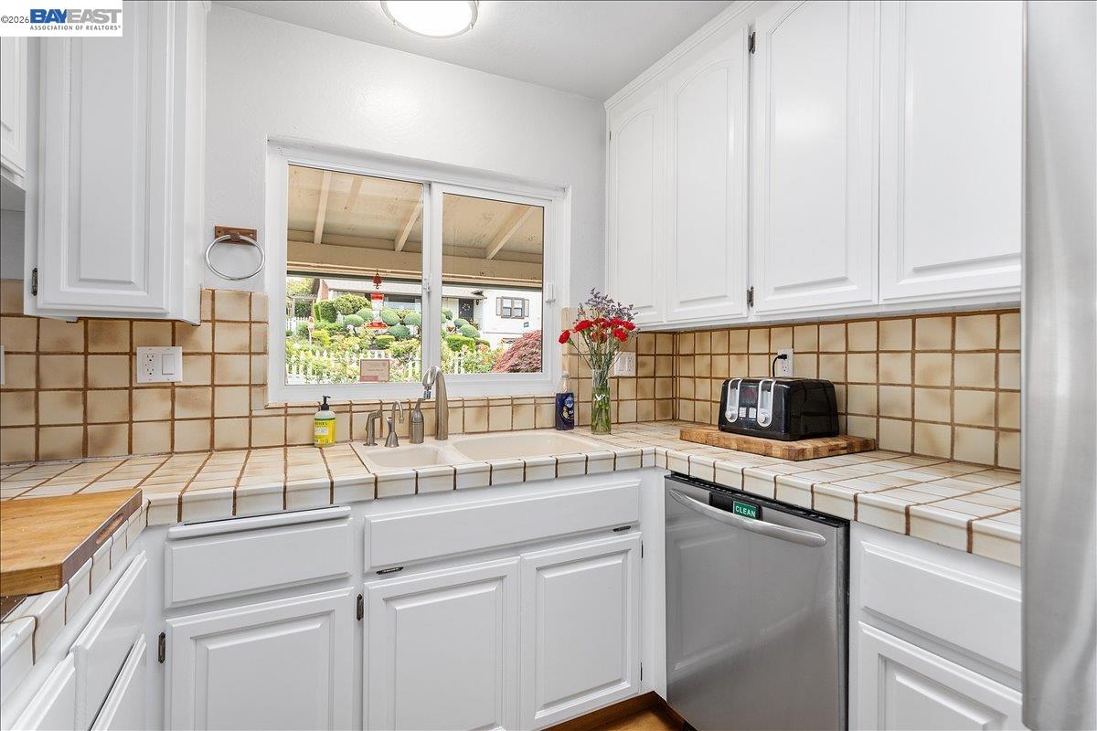 Detail Gallery Image 19 of 60 For 24805 Canyon View Ct, Hayward,  CA 94541 - 3 Beds | 2 Baths