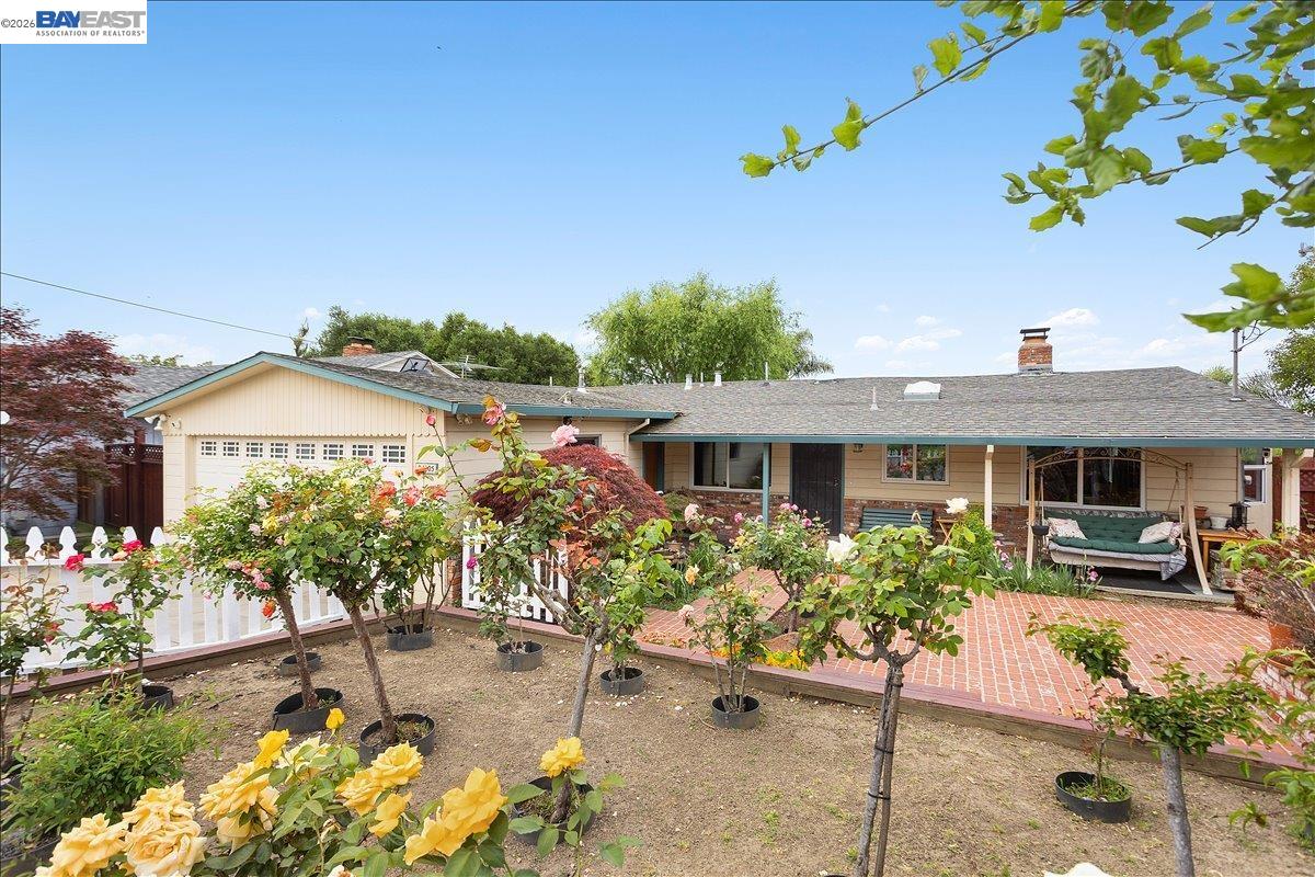 Detail Gallery Image 4 of 60 For 24805 Canyon View Ct, Hayward,  CA 94541 - 3 Beds | 2 Baths