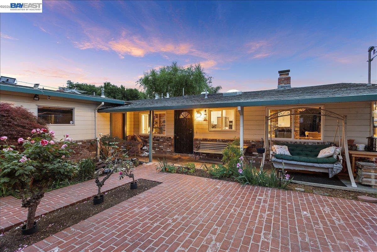 Detail Gallery Image 43 of 60 For 24805 Canyon View Ct, Hayward,  CA 94541 - 3 Beds | 2 Baths