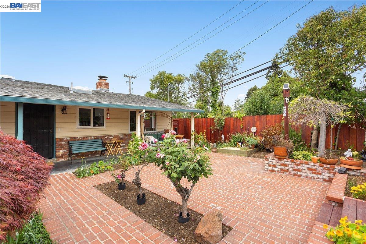 Detail Gallery Image 6 of 60 For 24805 Canyon View Ct, Hayward,  CA 94541 - 3 Beds | 2 Baths