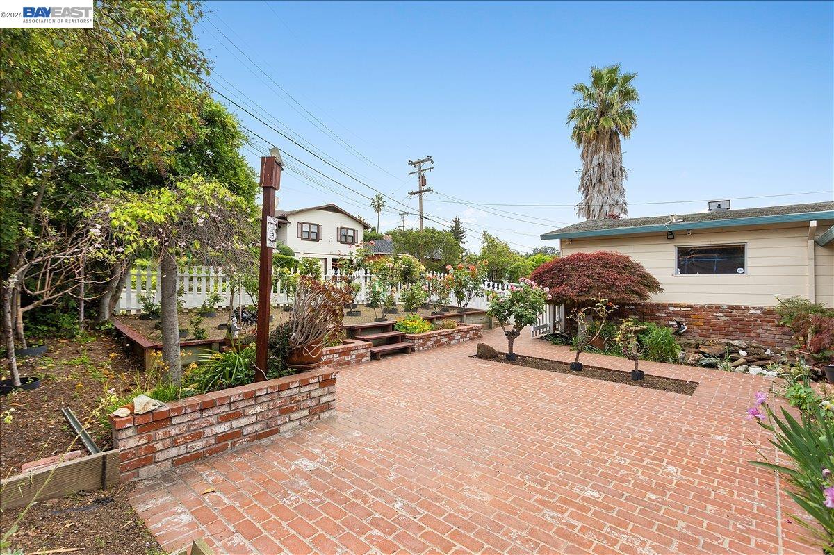 Detail Gallery Image 8 of 60 For 24805 Canyon View Ct, Hayward,  CA 94541 - 3 Beds | 2 Baths