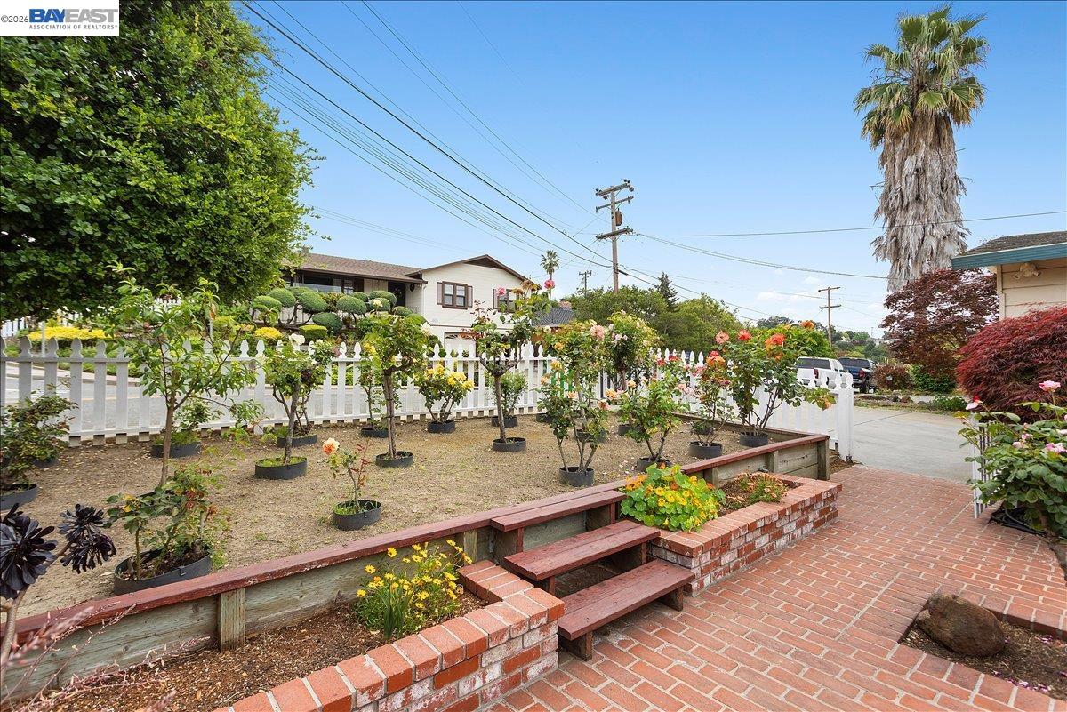 Detail Gallery Image 9 of 60 For 24805 Canyon View Ct, Hayward,  CA 94541 - 3 Beds | 2 Baths