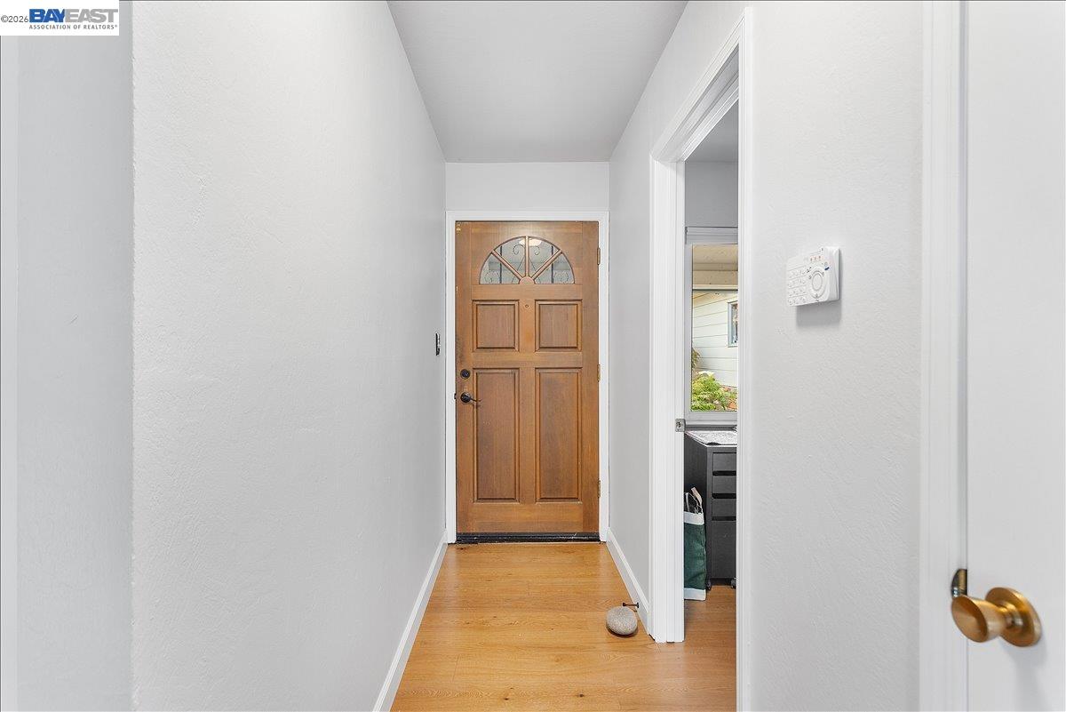 Detail Gallery Image 10 of 60 For 24805 Canyon View Ct, Hayward,  CA 94541 - 3 Beds | 2 Baths