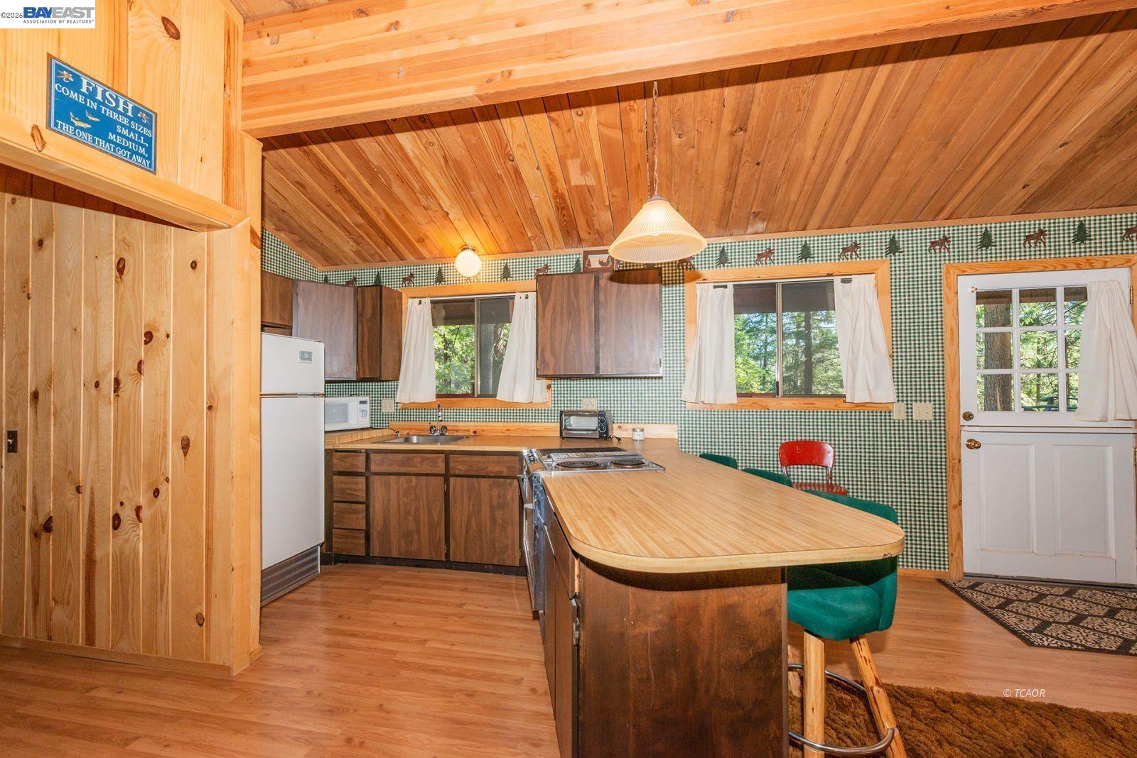 Detail Gallery Image 11 of 43 For 761 Lake Forest Dr., Trinity Center,  CA 96091 - 2 Beds | 1 Baths