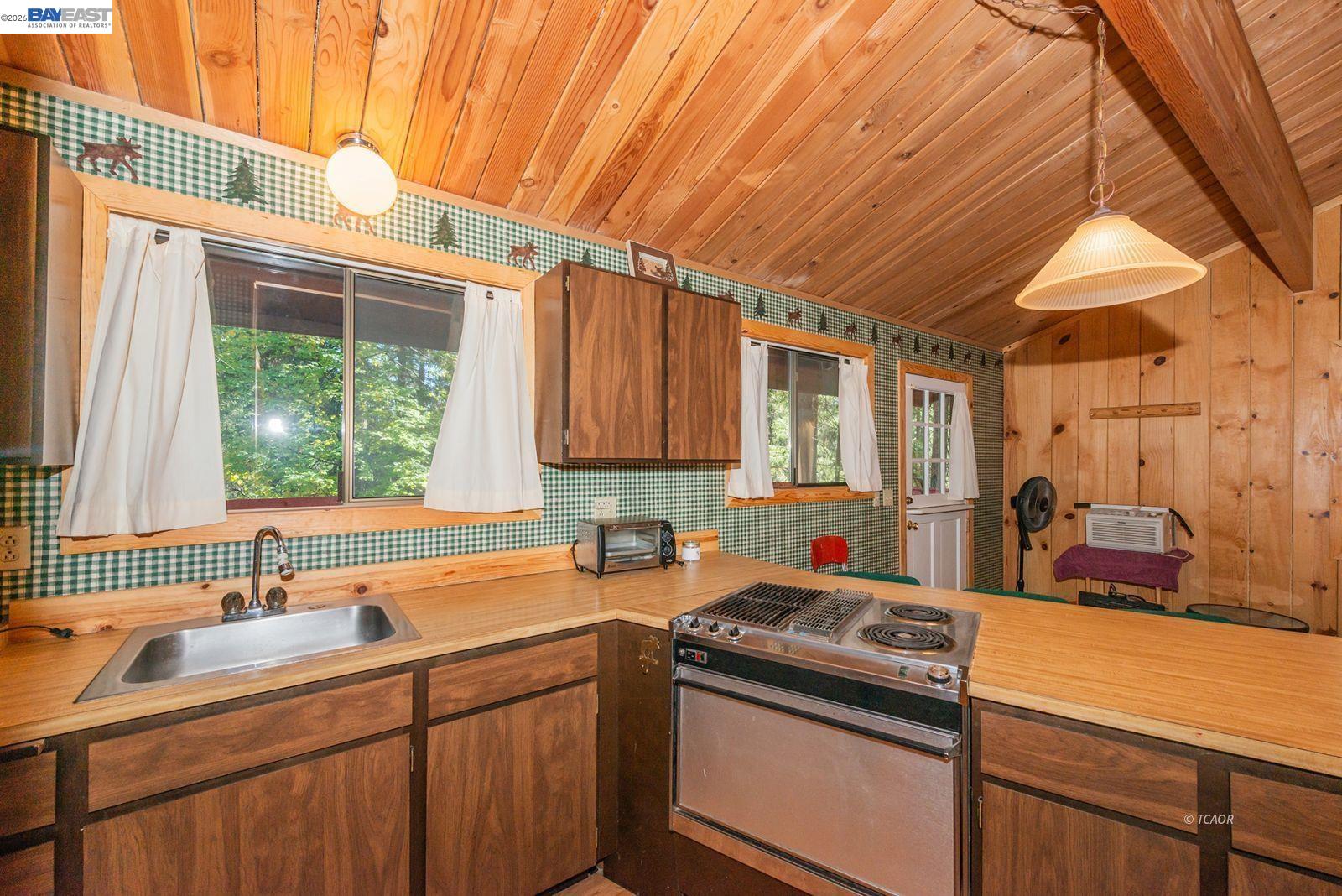 Detail Gallery Image 12 of 43 For 761 Lake Forest Dr., Trinity Center,  CA 96091 - 2 Beds | 1 Baths