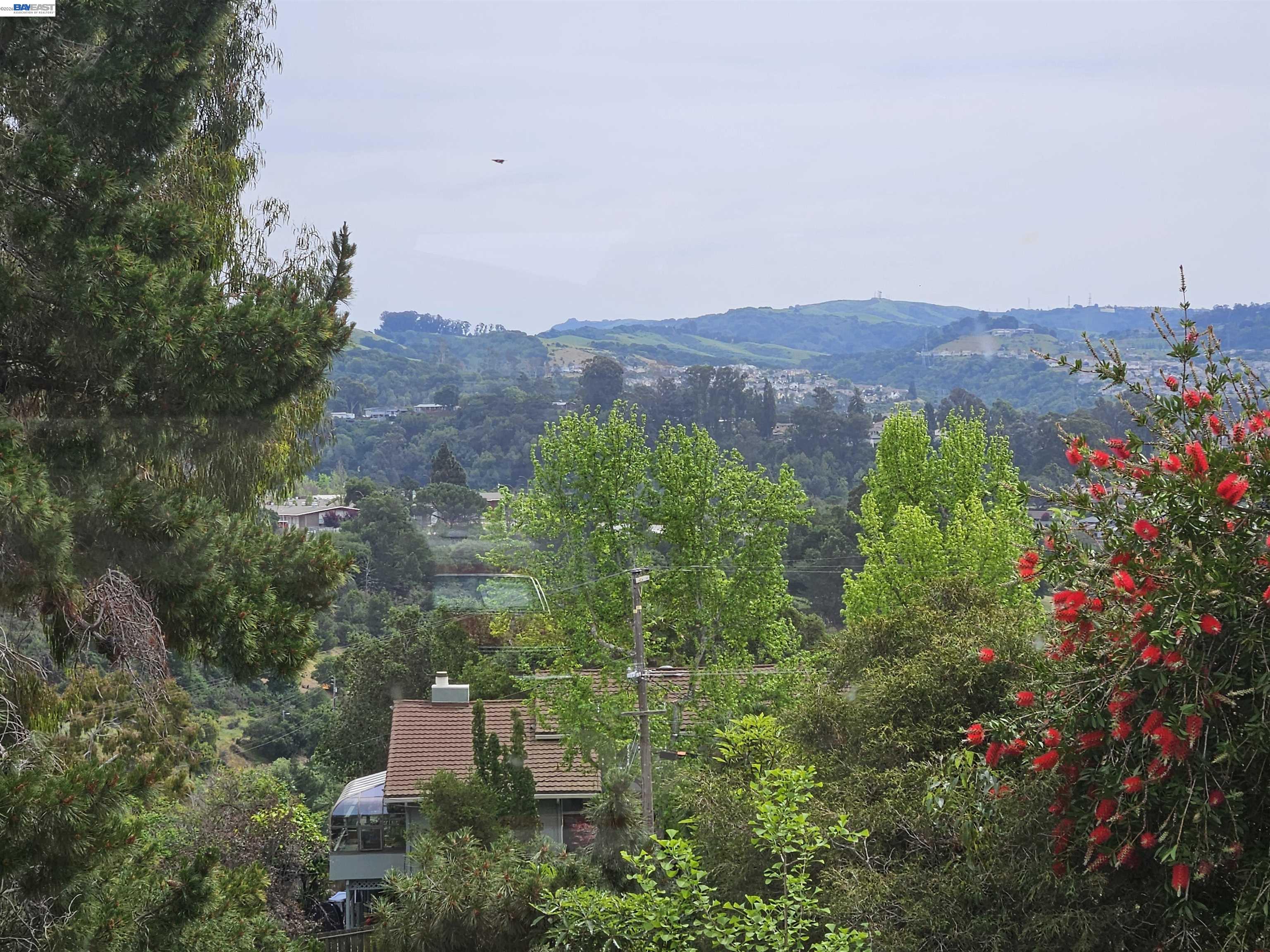 Detail Gallery Image 4 of 13 For 18758 Crane Ave, Castro Valley,  CA 94546 - 3 Beds | 3 Baths