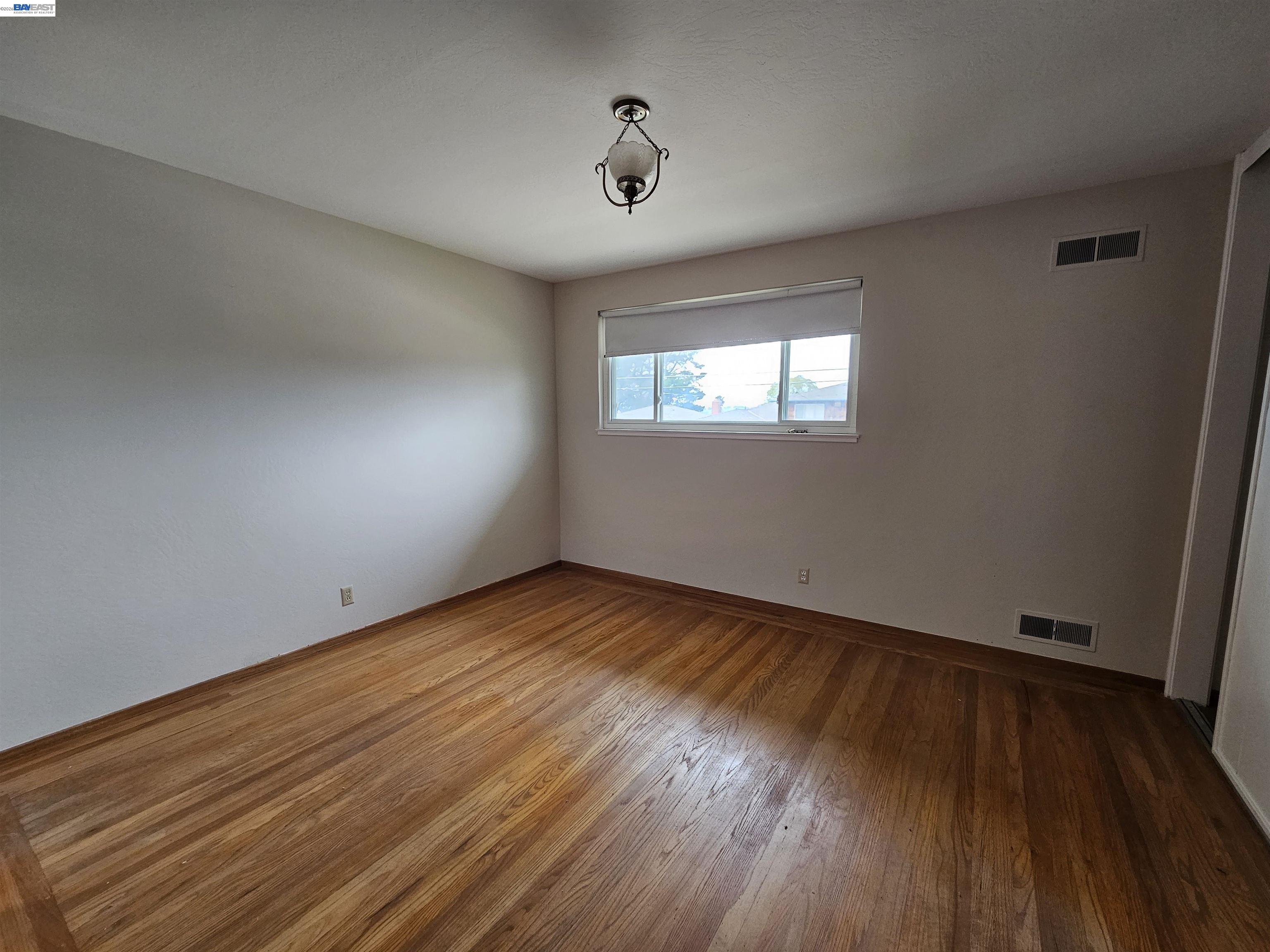 Detail Gallery Image 6 of 13 For 18758 Crane Ave, Castro Valley,  CA 94546 - 3 Beds | 3 Baths