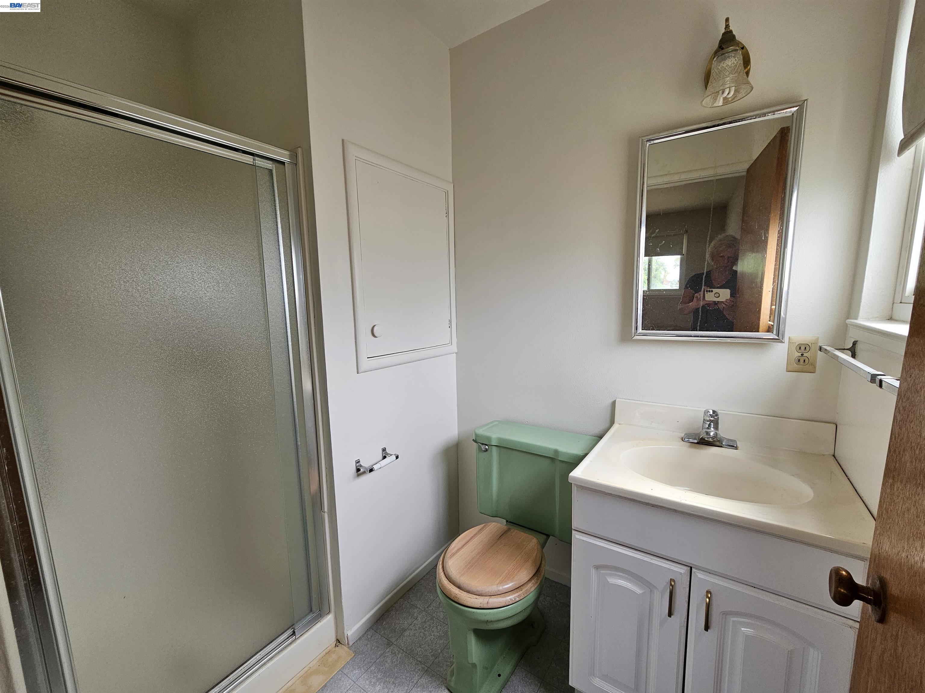 Detail Gallery Image 8 of 13 For 18758 Crane Ave, Castro Valley,  CA 94546 - 3 Beds | 3 Baths