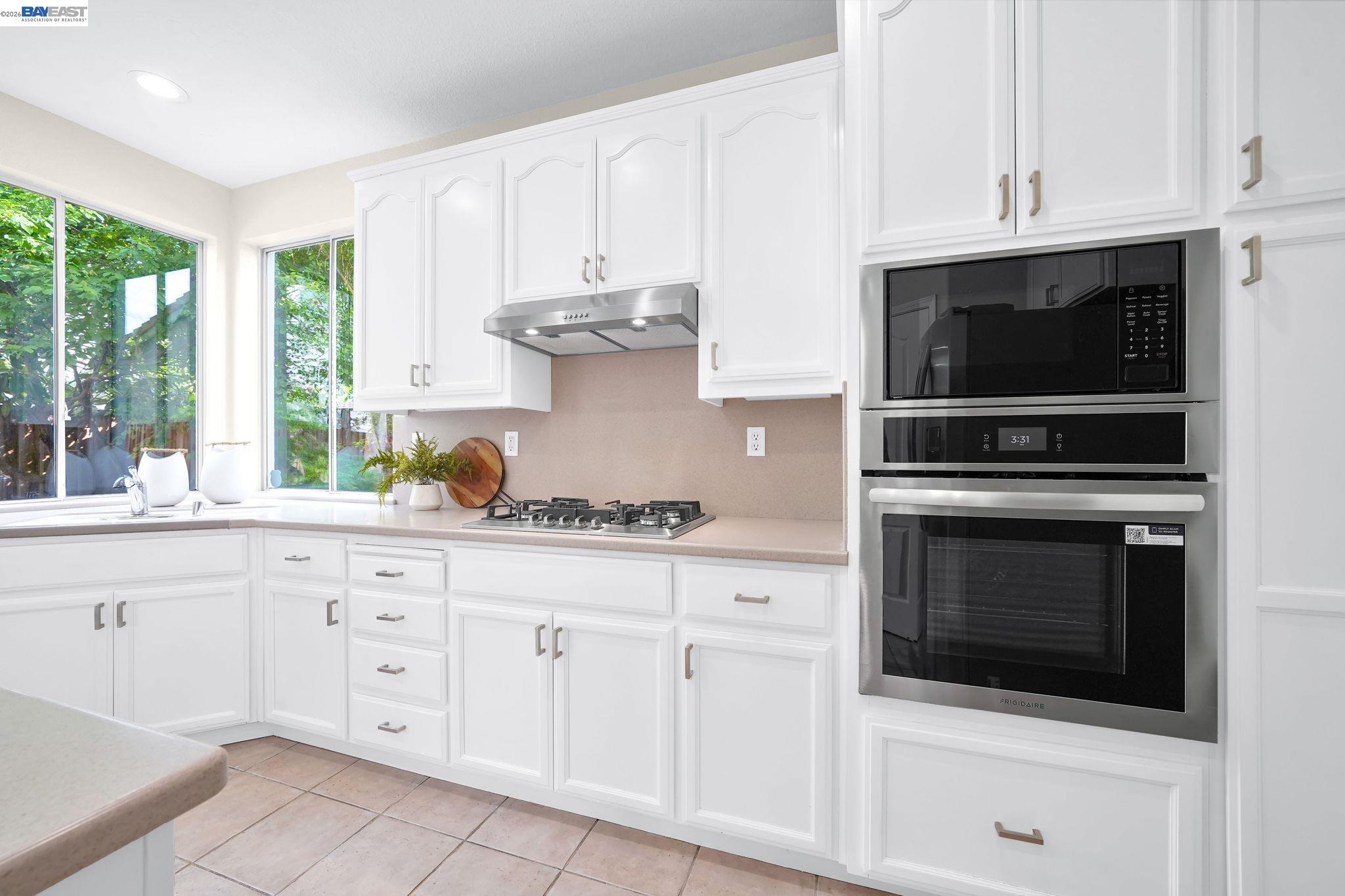 Detail Gallery Image 11 of 33 For 37489 Summer Holly Cmn, Fremont,  CA 94536 - 4 Beds | 2/1 Baths