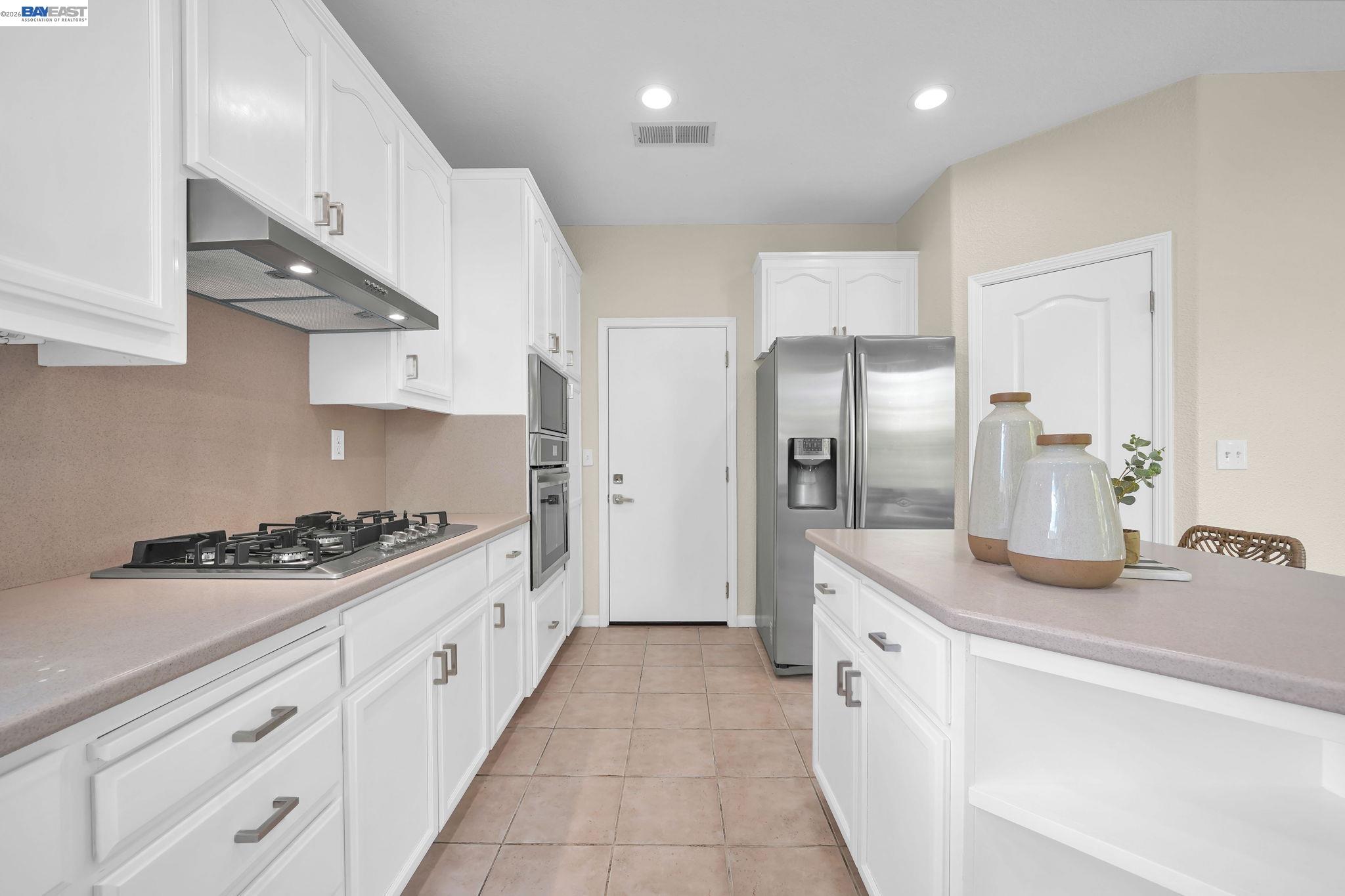 Detail Gallery Image 12 of 33 For 37489 Summer Holly Cmn, Fremont,  CA 94536 - 4 Beds | 2/1 Baths