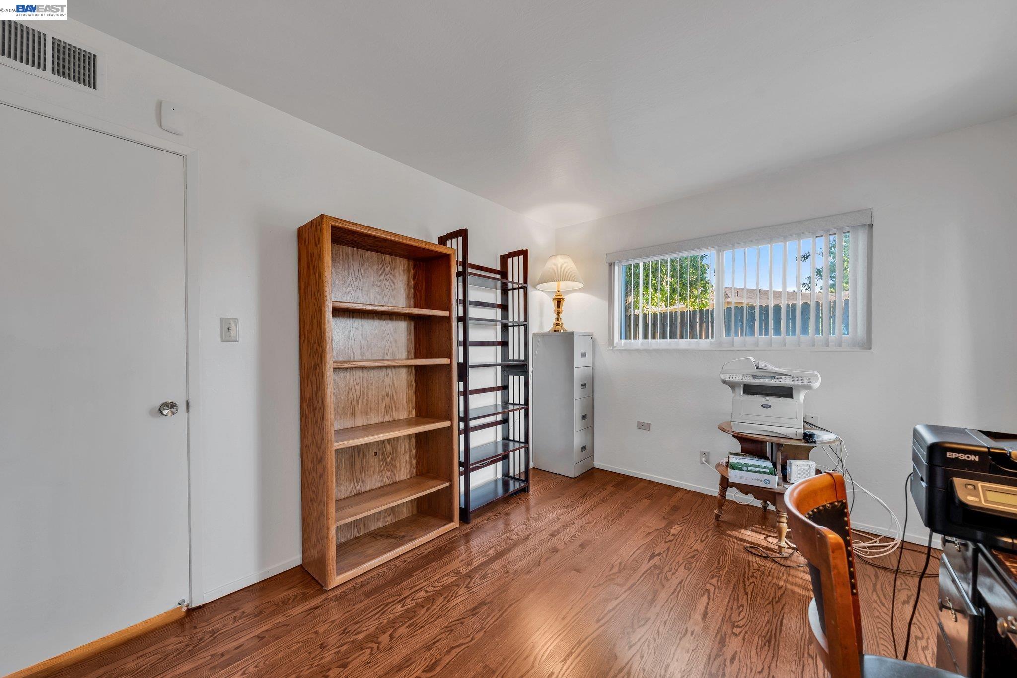 Detail Gallery Image 4 of 24 For 1810 Boxwood Dr, Concord,  CA 94519 - 5 Beds | 2/1 Baths