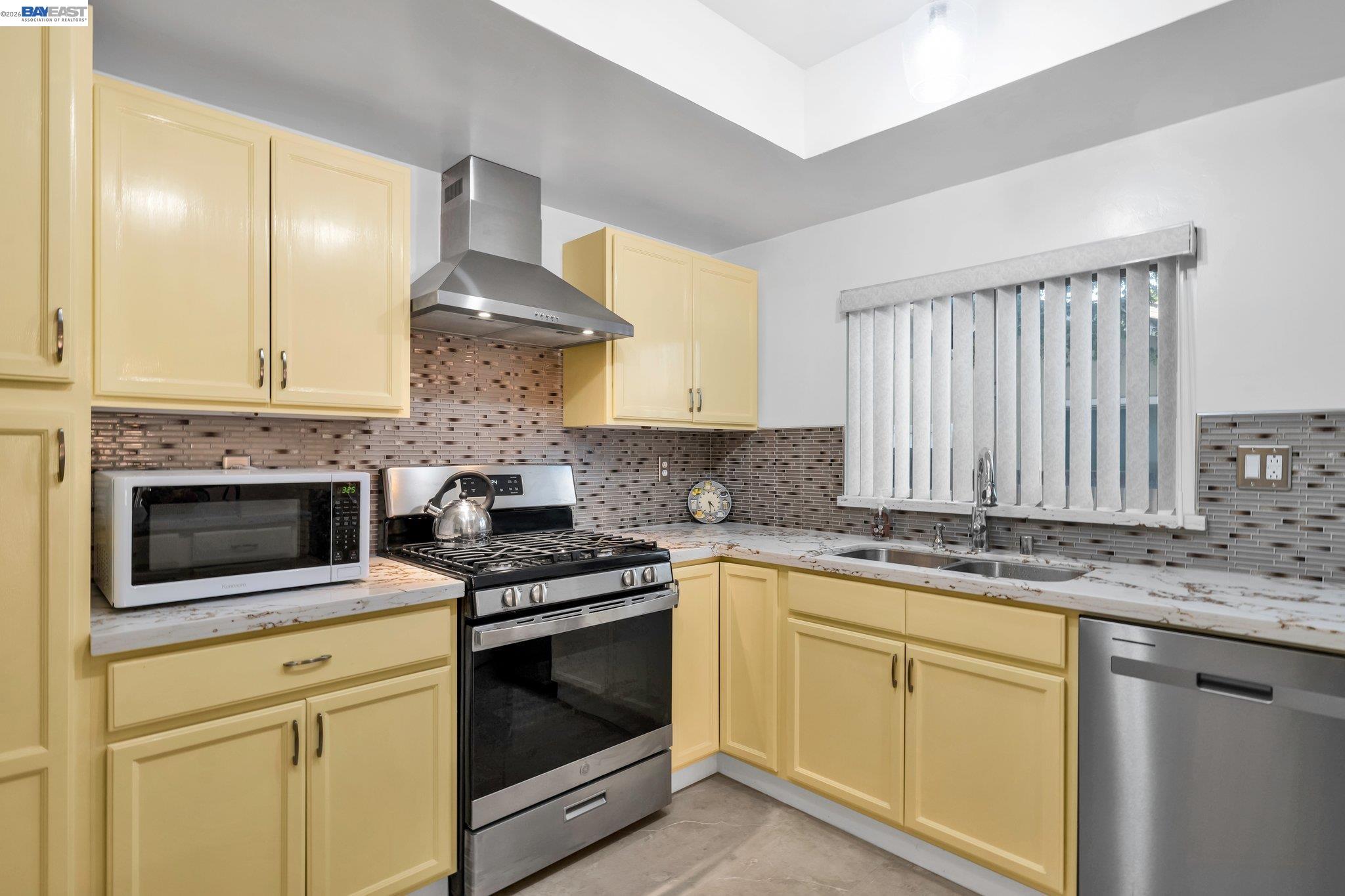 Detail Gallery Image 7 of 24 For 1810 Boxwood Dr, Concord,  CA 94519 - 5 Beds | 2/1 Baths