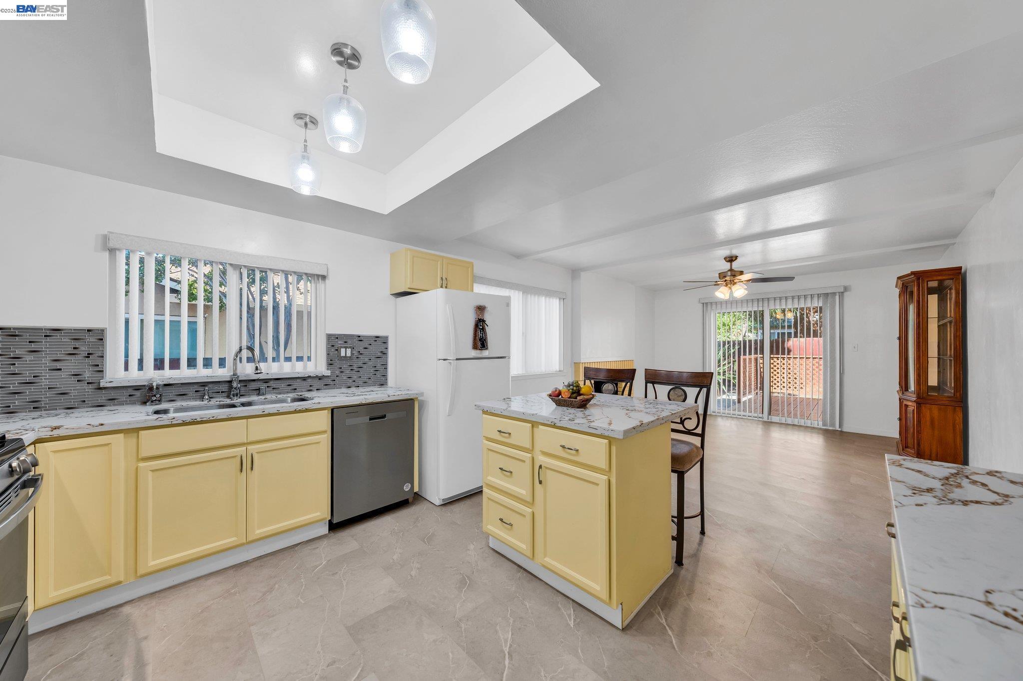 Detail Gallery Image 10 of 24 For 1810 Boxwood Dr, Concord,  CA 94519 - 5 Beds | 2/1 Baths