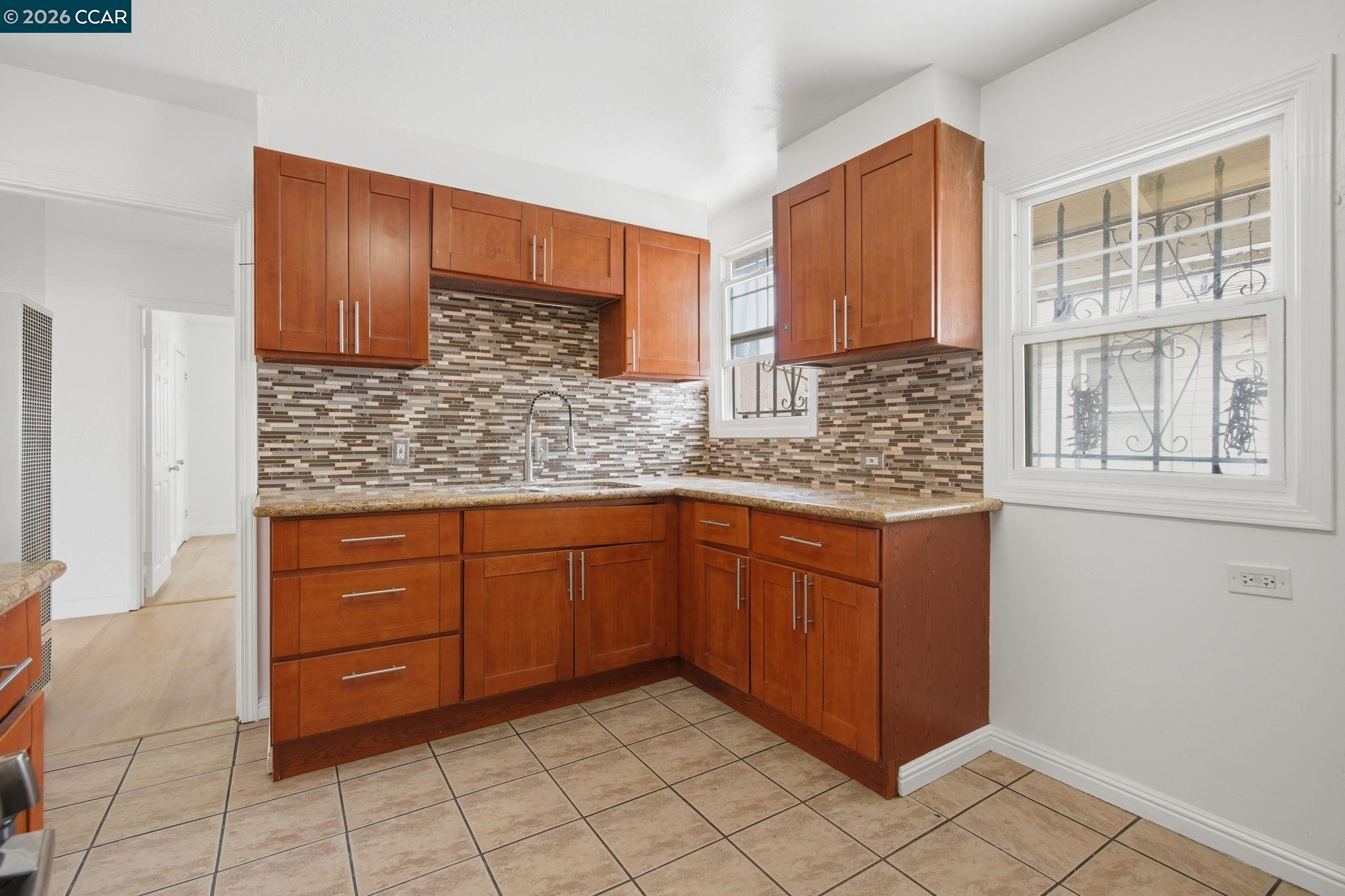 Detail Gallery Image 11 of 29 For 6719 Eastlawn St, Oakland,  CA 94621 - 3 Beds | 1 Baths