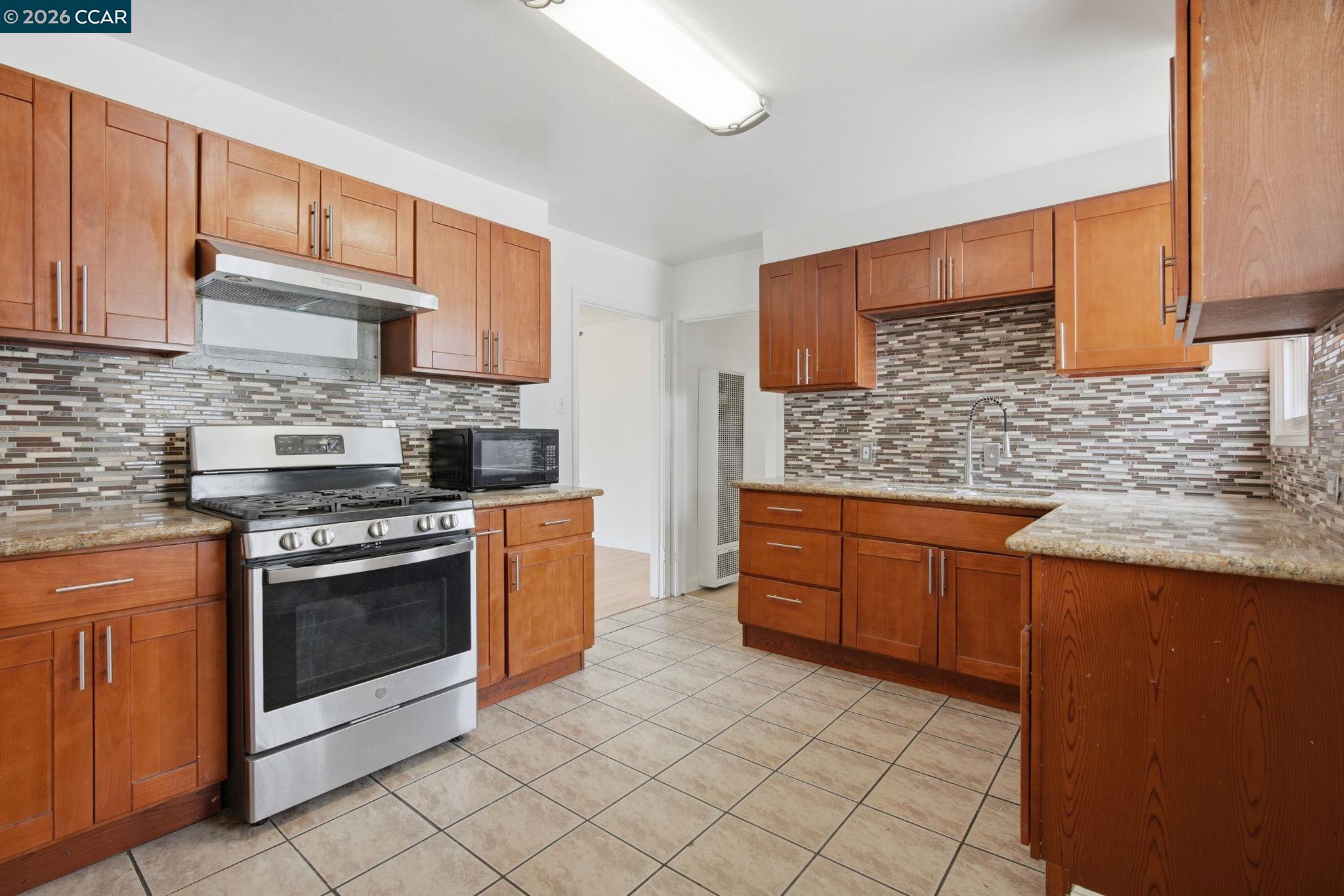 Detail Gallery Image 12 of 29 For 6719 Eastlawn St, Oakland,  CA 94621 - 3 Beds | 1 Baths