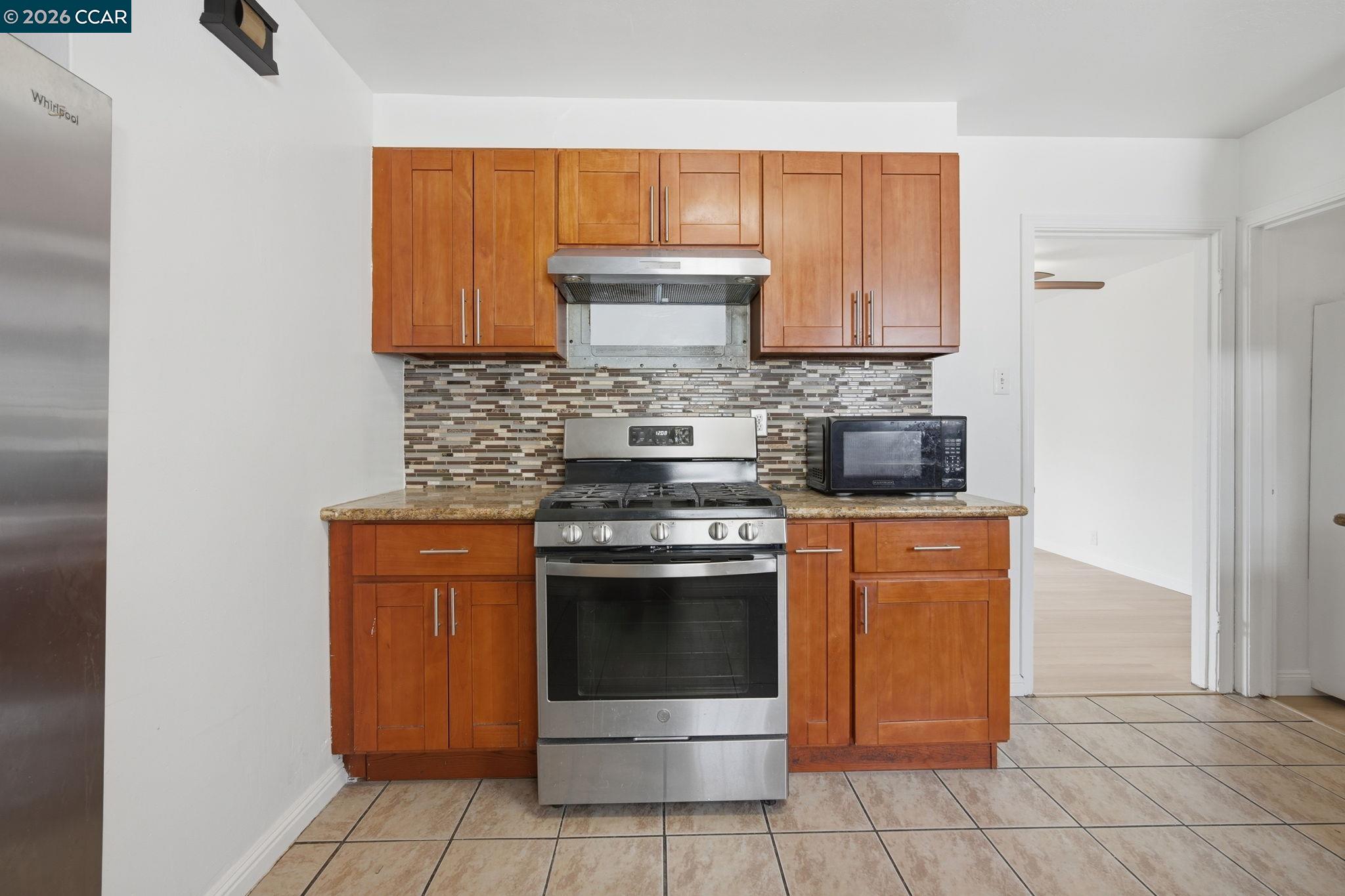 Detail Gallery Image 13 of 29 For 6719 Eastlawn St, Oakland,  CA 94621 - 3 Beds | 1 Baths