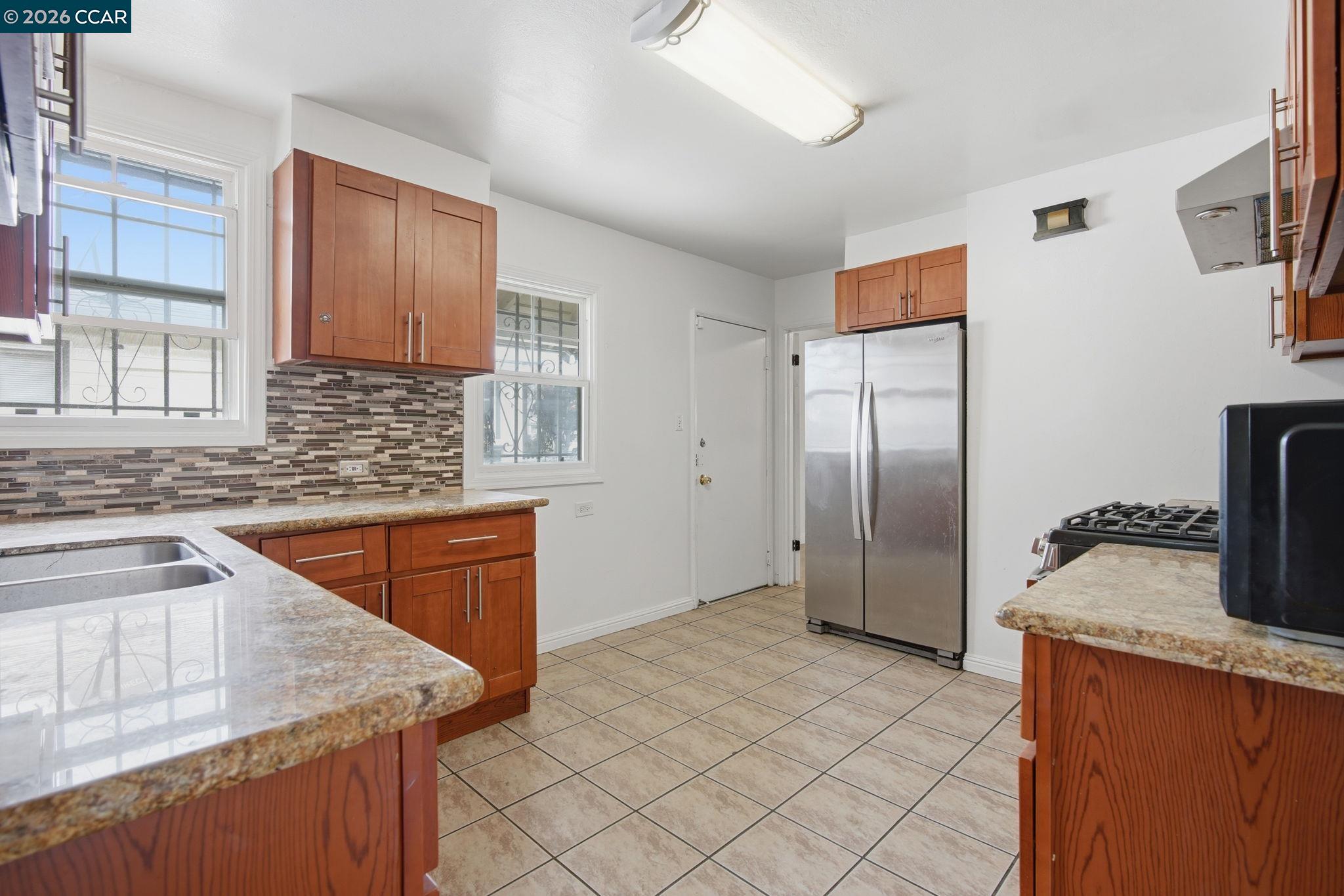 Detail Gallery Image 10 of 29 For 6719 Eastlawn St, Oakland,  CA 94621 - 3 Beds | 1 Baths