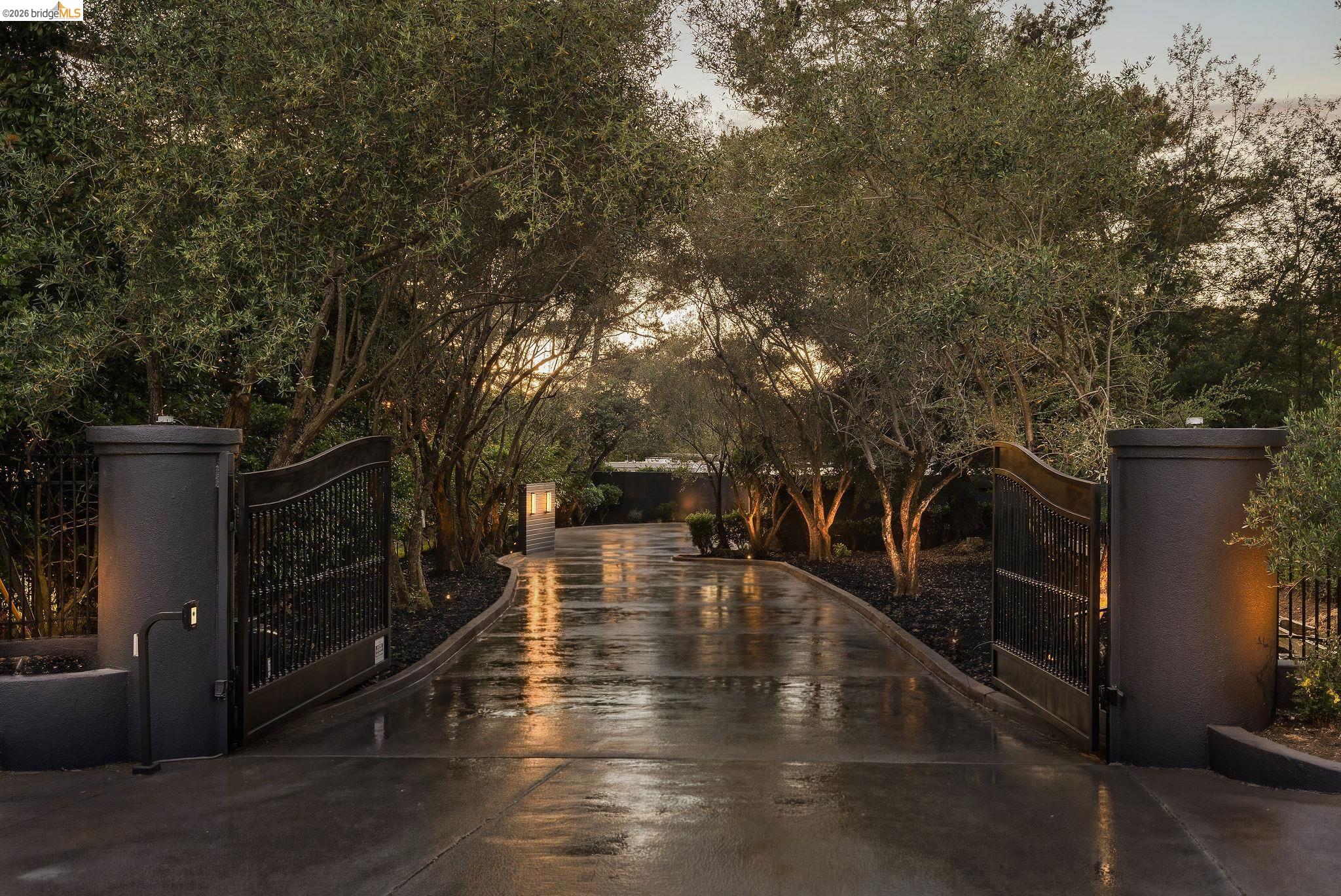 Detail Gallery Image 3 of 60 For 5645 Bacon Rd, Oakland,  CA 94619 - 6 Beds | 7/2 Baths