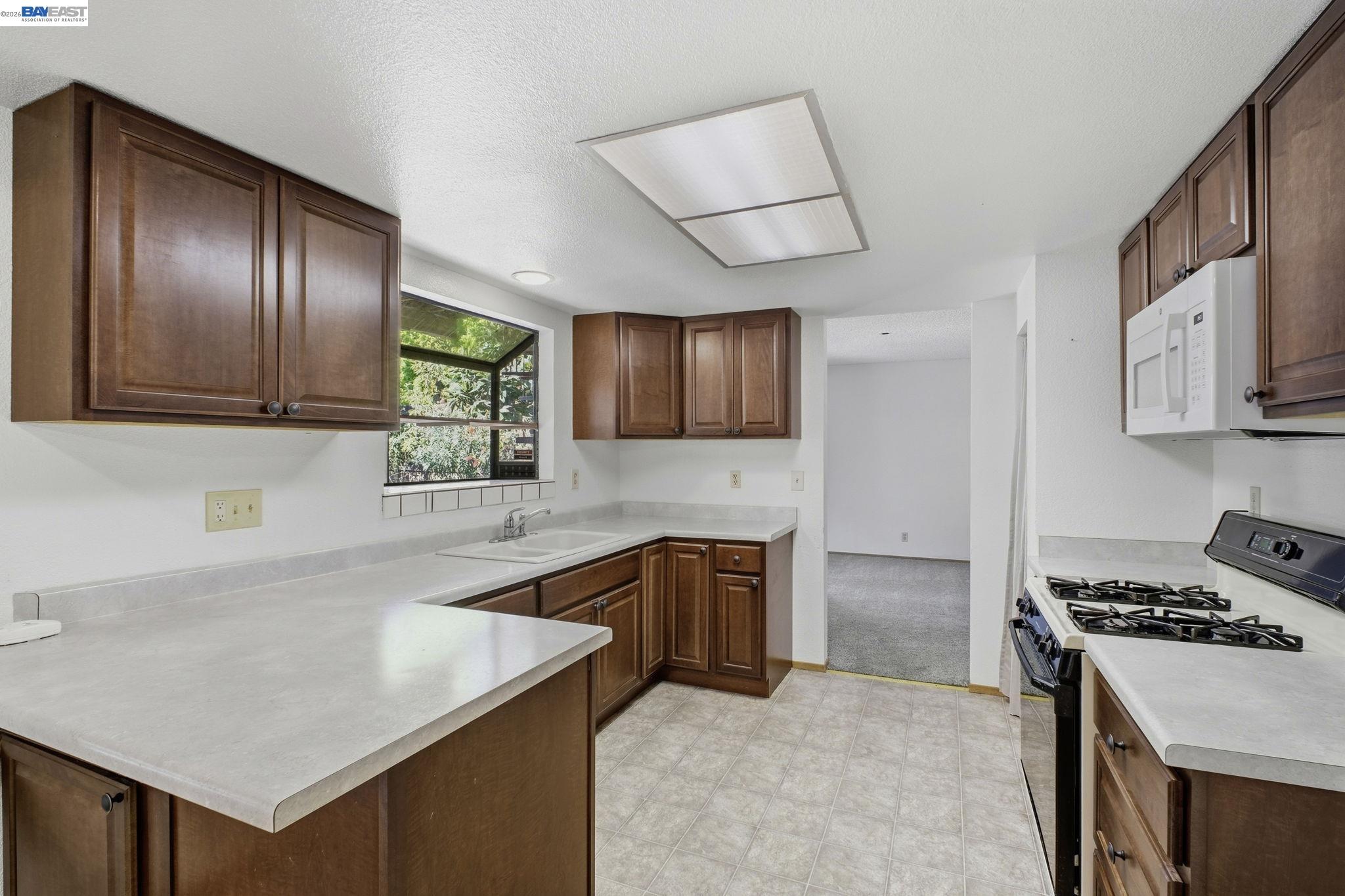 Detail Gallery Image 13 of 48 For 410 Monaco Ave, Union City,  CA 94587 - 4 Beds | 2/1 Baths