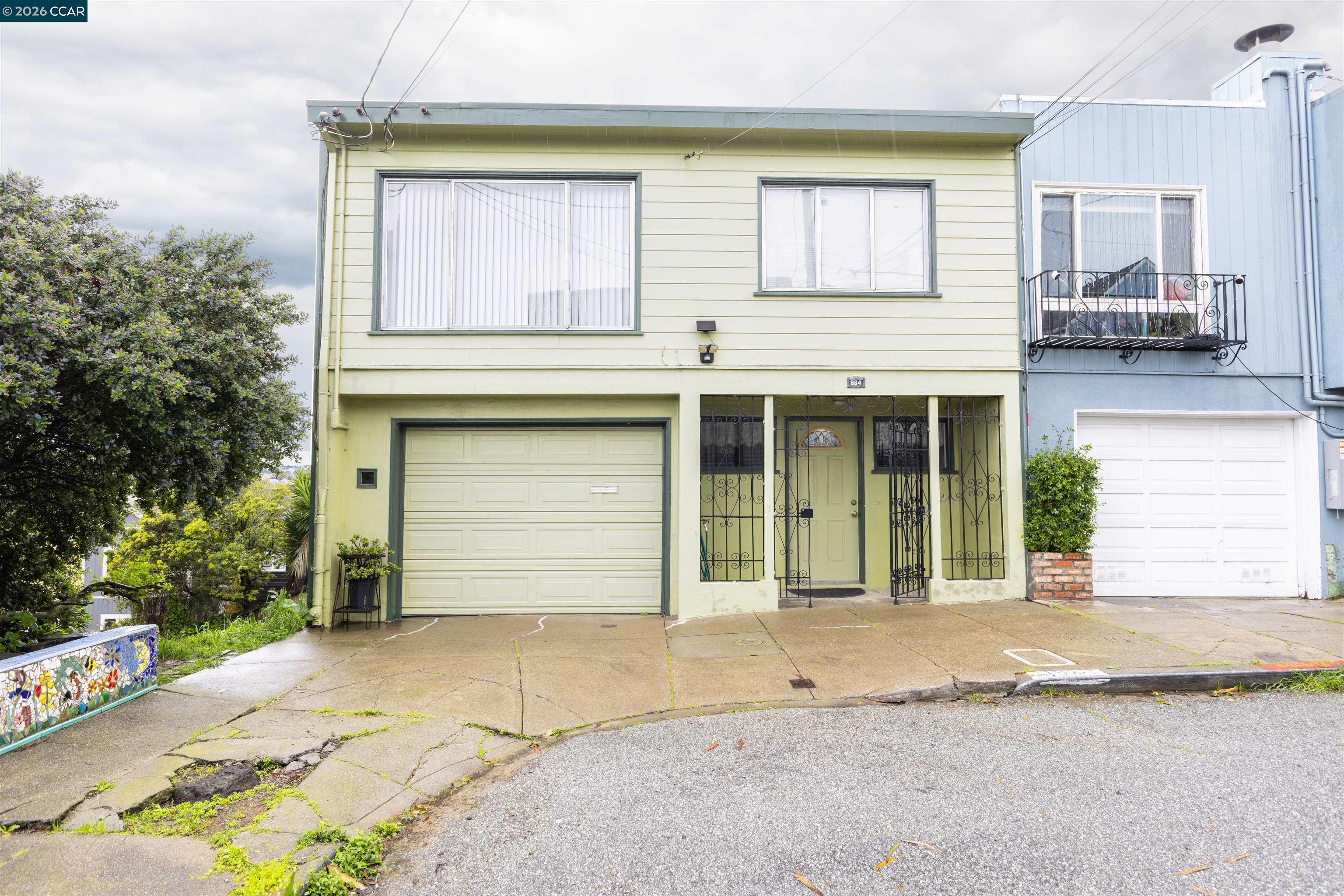 Detail Gallery Image 2 of 42 For 864 Moultrie St, San Francisco,  CA 94110 - 2 Beds | 1 Baths