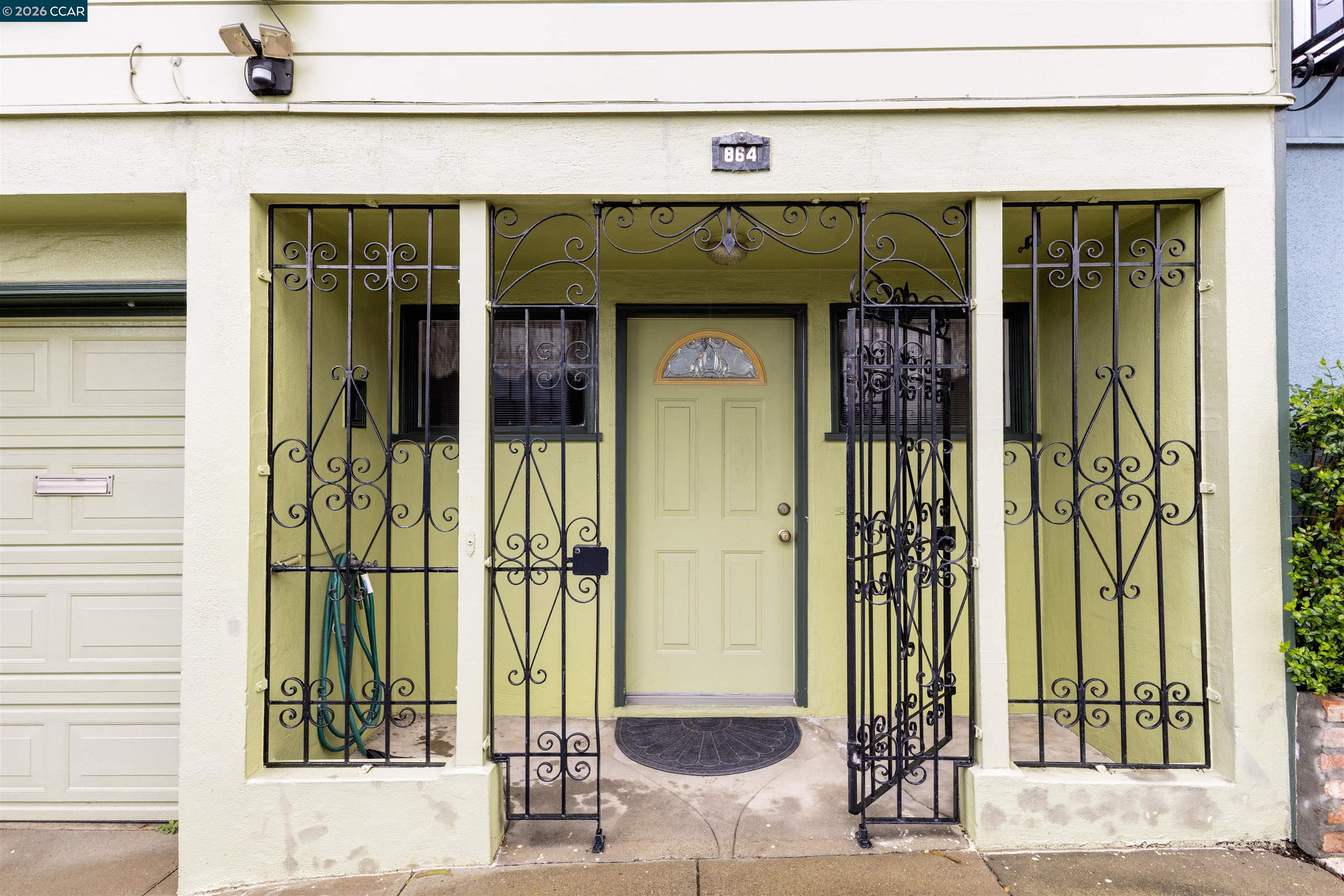 Detail Gallery Image 5 of 42 For 864 Moultrie St, San Francisco,  CA 94110 - 2 Beds | 1 Baths