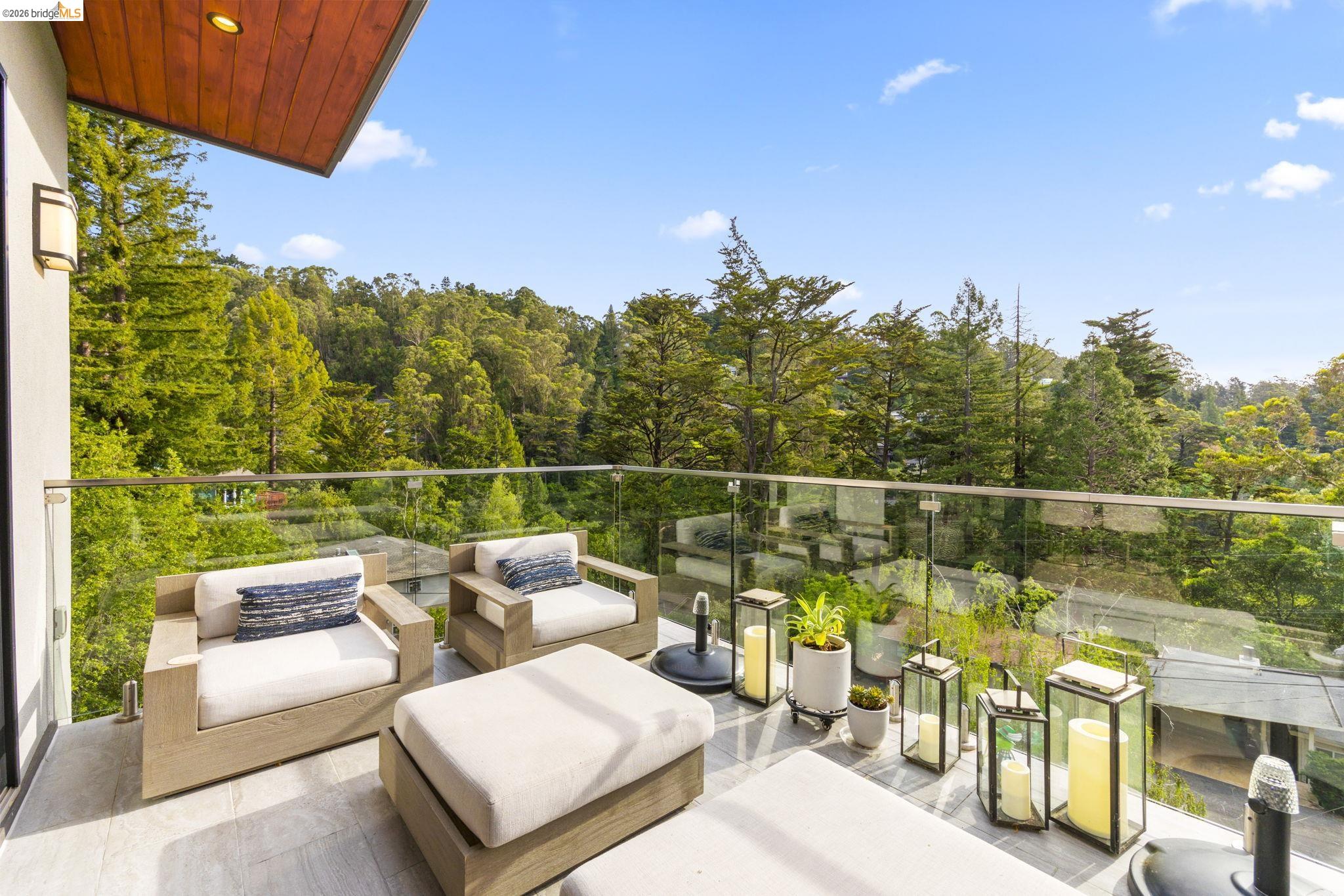 Detail Gallery Image 15 of 48 For 45 Homeglen Ln, Oakland,  CA 94611 - 3 Beds | 2/1 Baths