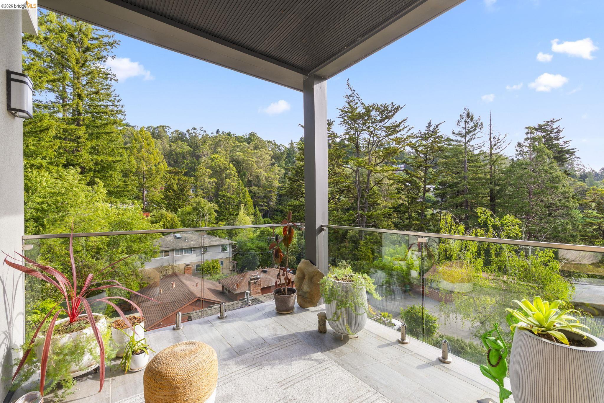 Detail Gallery Image 16 of 48 For 45 Homeglen Ln, Oakland,  CA 94611 - 3 Beds | 2/1 Baths