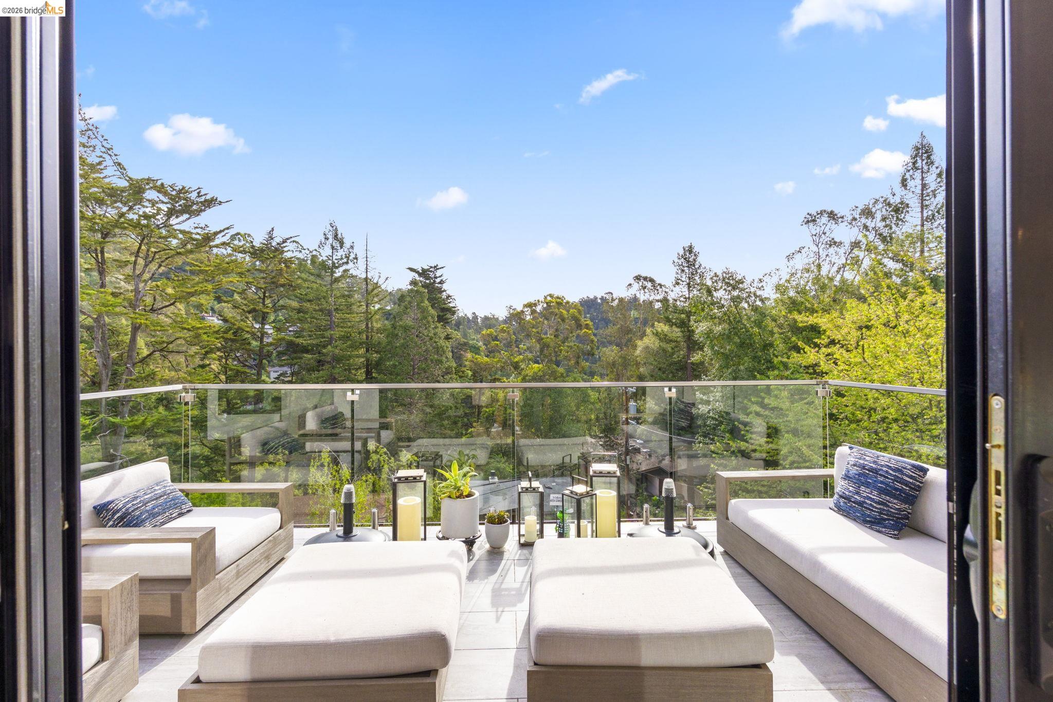 Detail Gallery Image 17 of 48 For 45 Homeglen Ln, Oakland,  CA 94611 - 3 Beds | 2/1 Baths